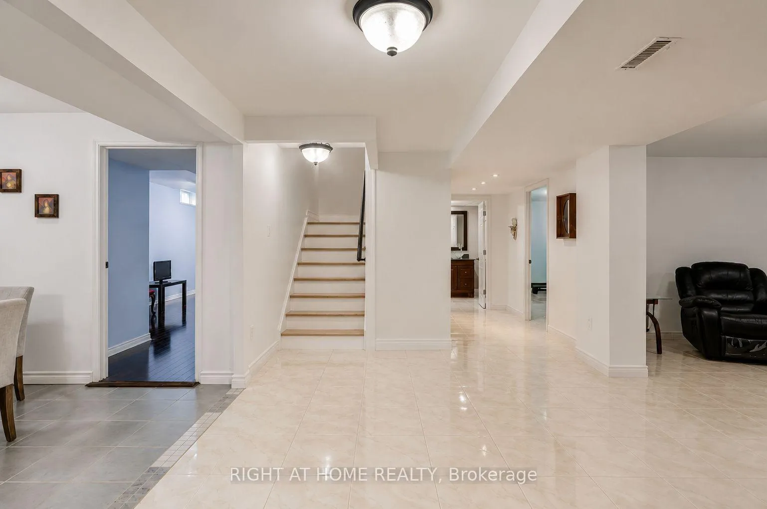 Photo 17 of 123 Lamp Crescent, Vaughan, West Woodbridge — HOMEH