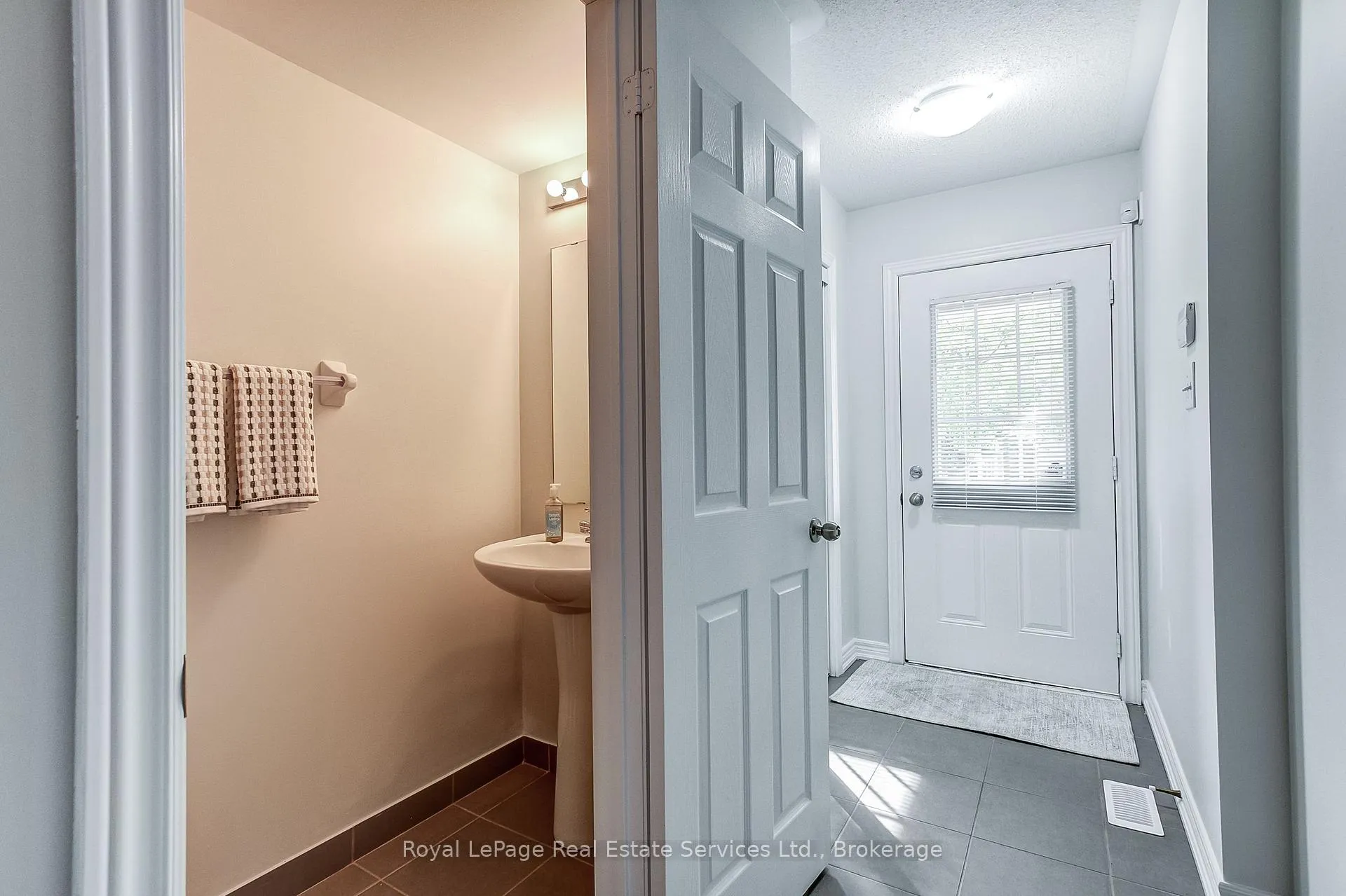 Photo 4 of Unit 22, 233 Duskywing Way, Oakville, Bronte — HOMEH
