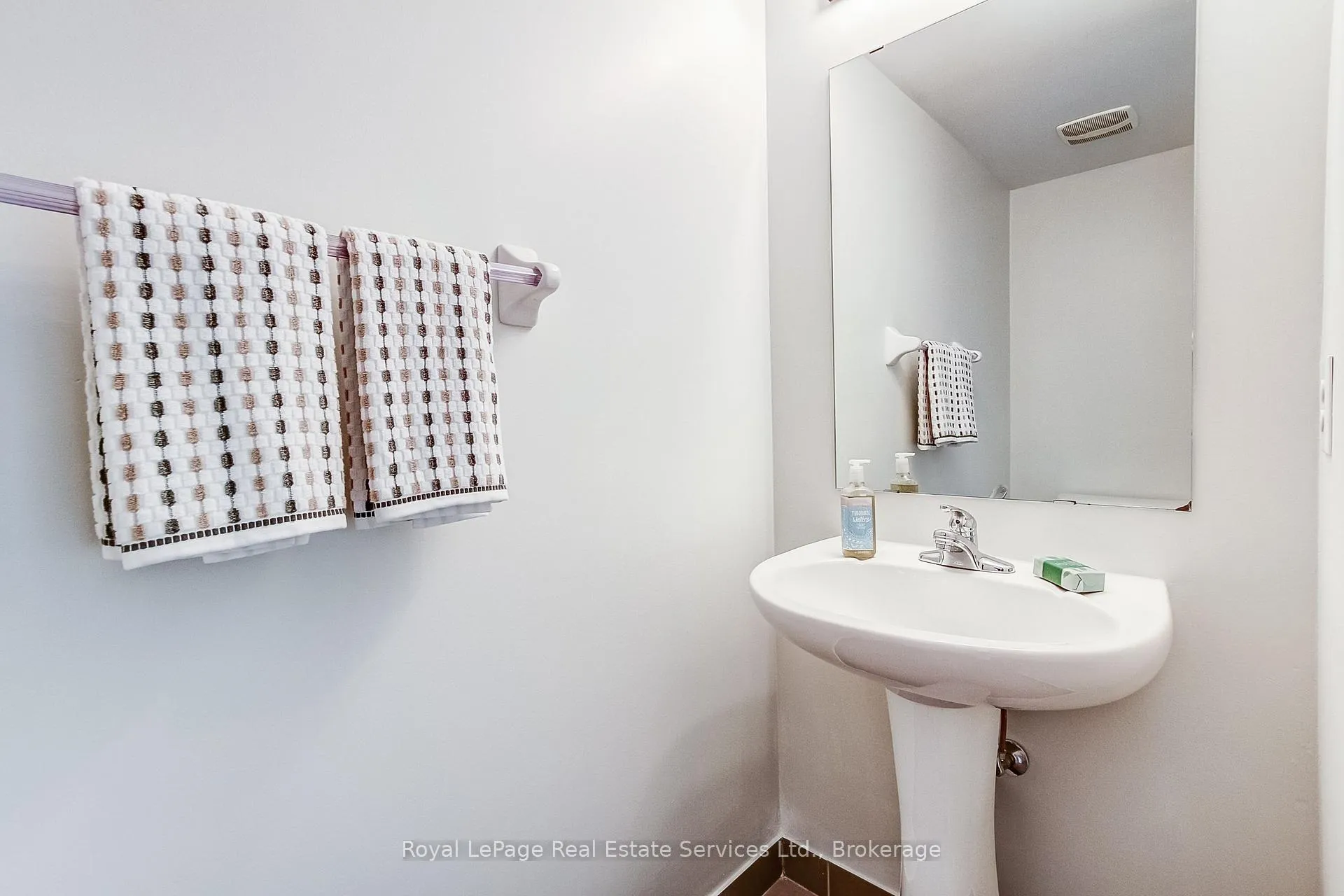Photo 5 of Unit 22, 233 Duskywing Way, Oakville, Bronte — HOMEH