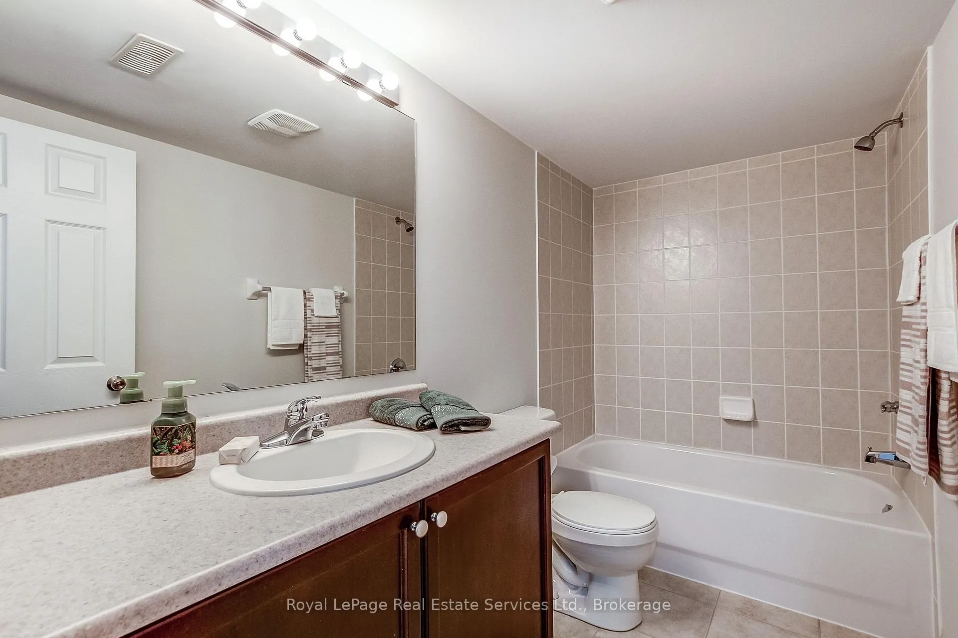 Photo 37 of Unit 22, 233 Duskywing Way, Oakville, Bronte — HOMEH