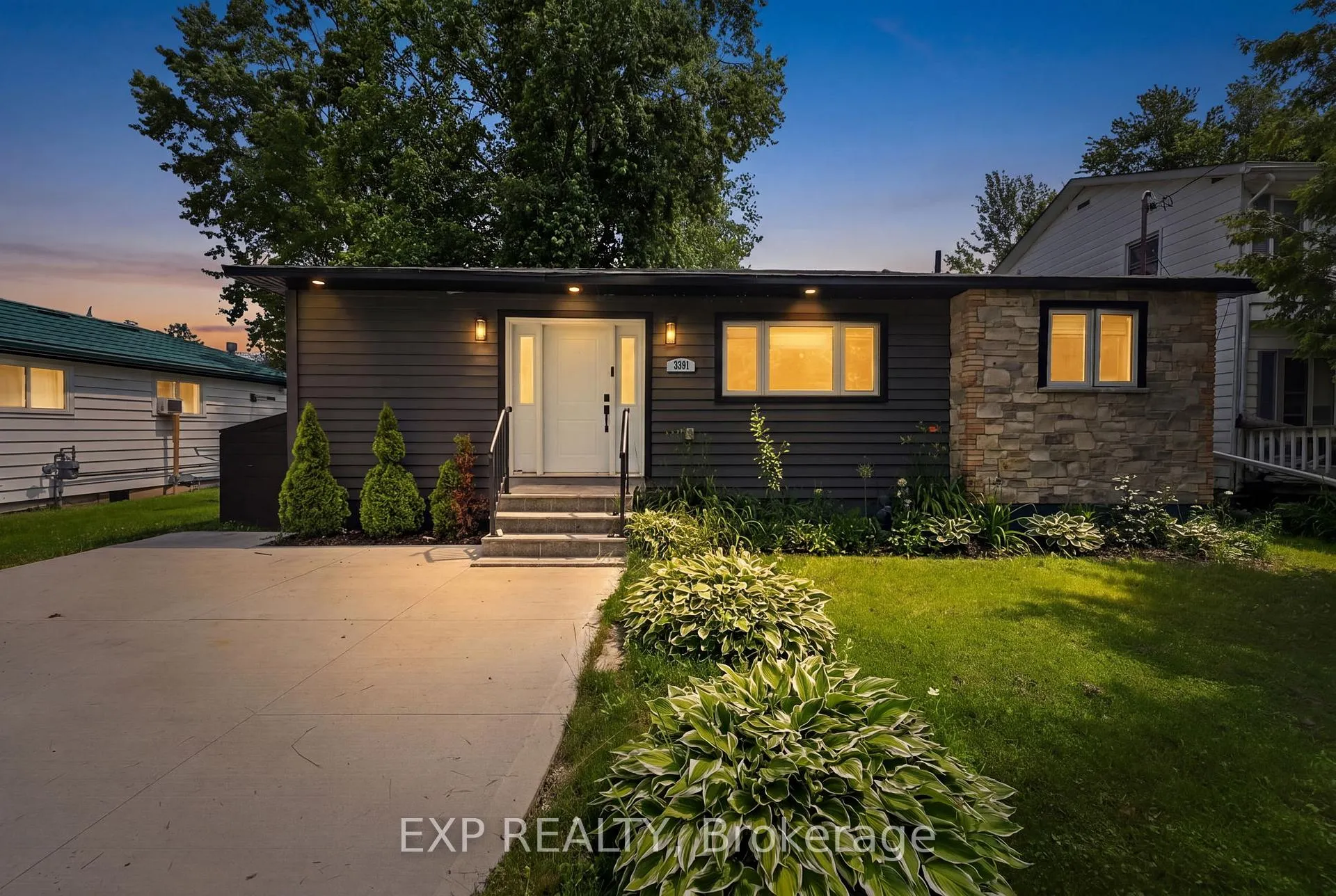Front of 3391 Beachview Avenue