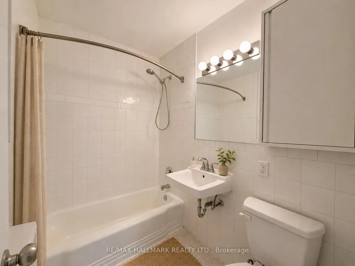 Photo 7 of Unit 403, 28 Upper Canada Drive, North York, St. Andrew-Windfields — HOMEH