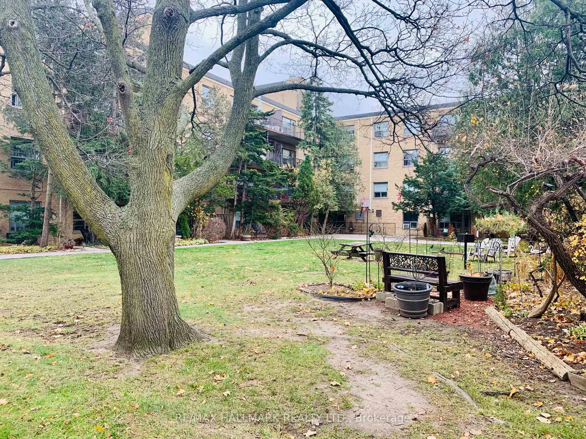 Photo 13 of Unit 403, 28 Upper Canada Drive, North York, St. Andrew-Windfields — HOMEH