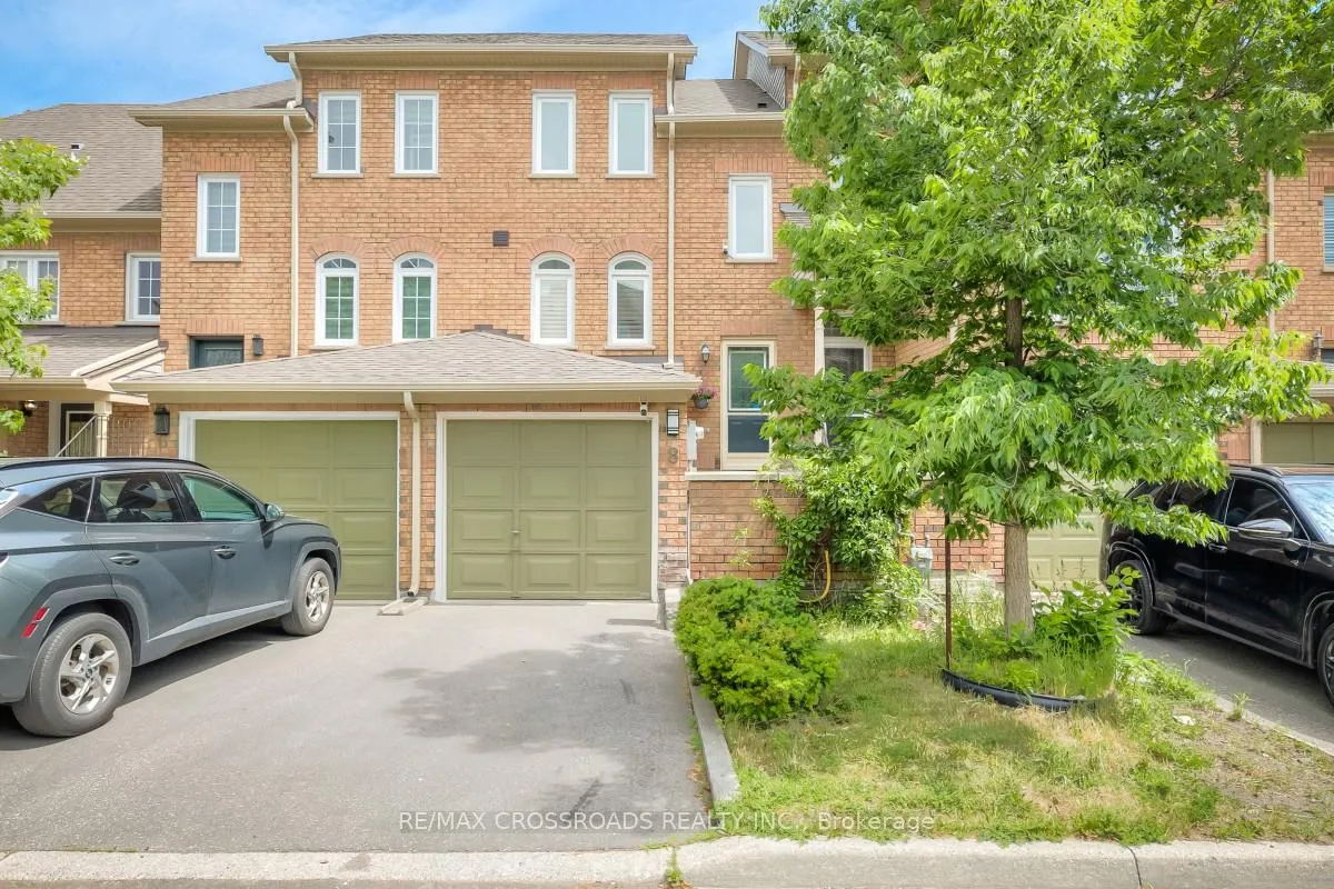 Photo 2 of 8 Larissa Court, Vaughan, Maple — HOMEH