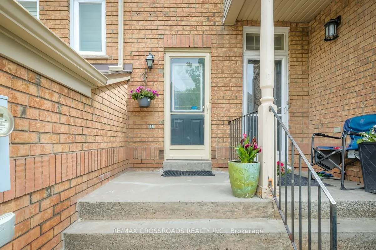 Photo 3 of 8 Larissa Court, Vaughan, Maple — HOMEH
