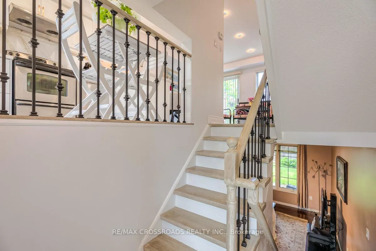 Photo 4 of 8 Larissa Court, Vaughan, Maple — HOMEH