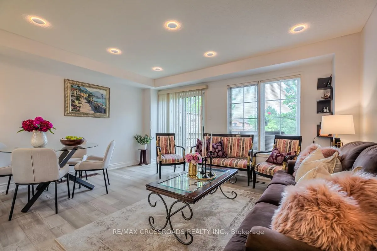 Photo 5 of 8 Larissa Court, Vaughan, Maple — HOMEH