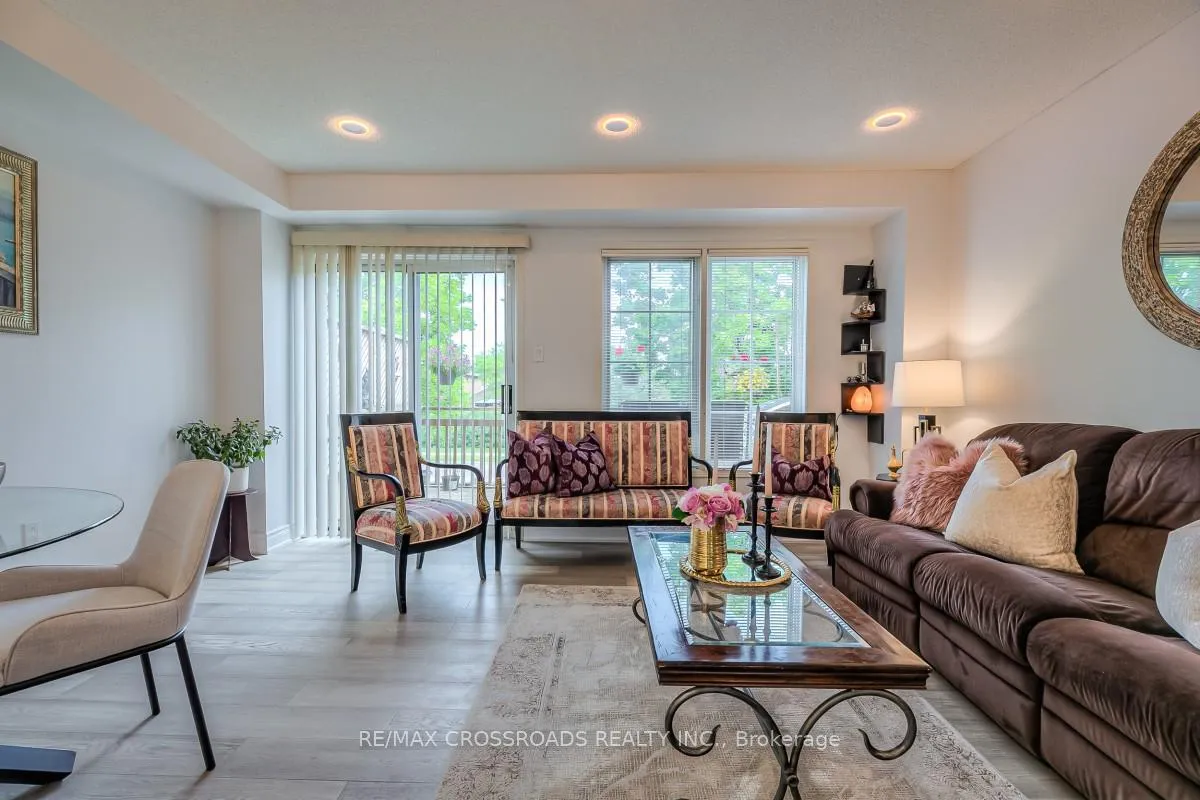 Photo 6 of 8 Larissa Court, Vaughan, Maple — HOMEH