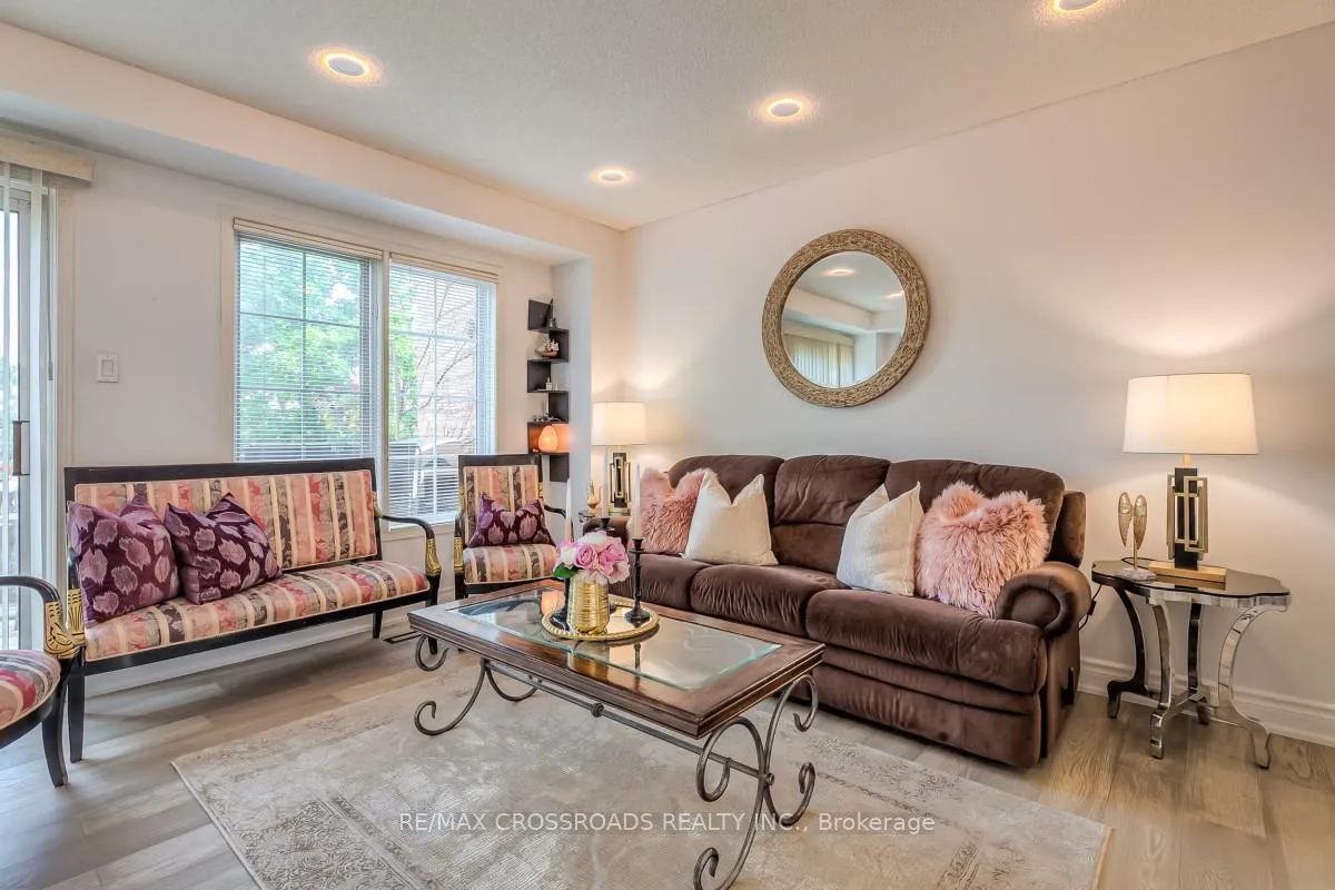 Photo 7 of 8 Larissa Court, Vaughan, Maple — HOMEH