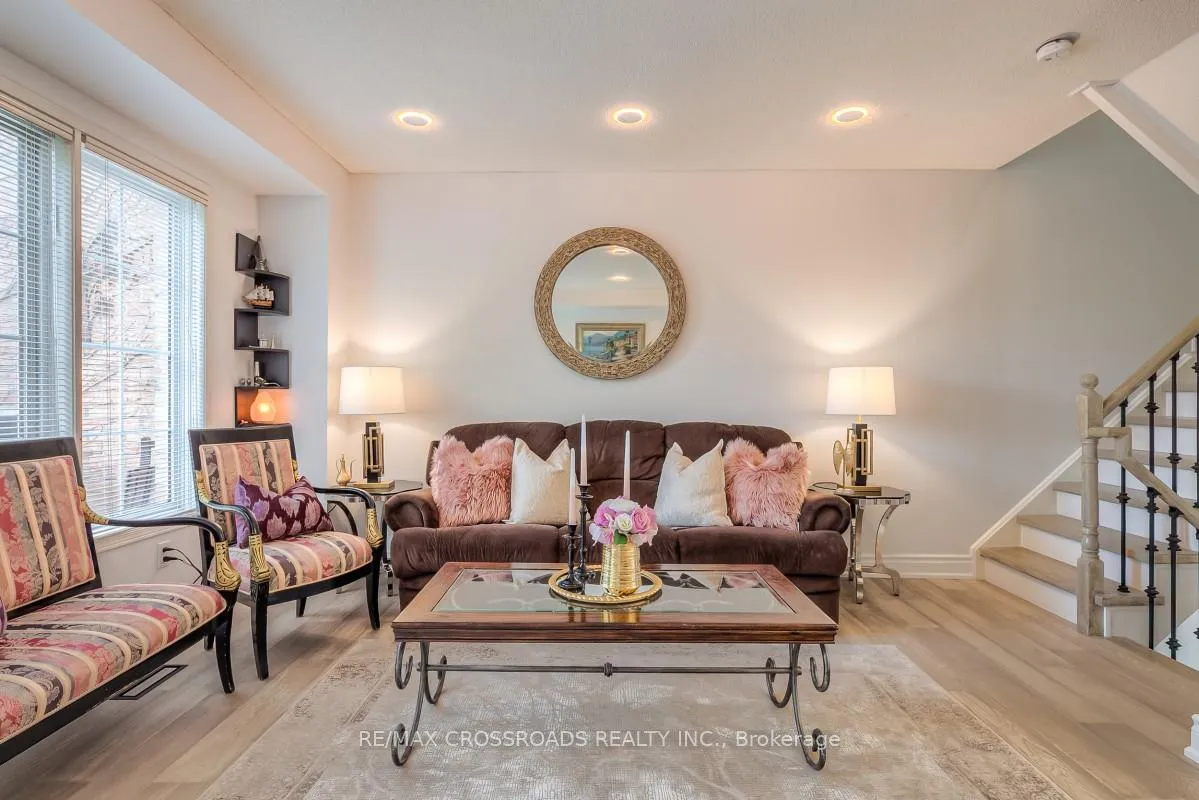 Photo 8 of 8 Larissa Court, Vaughan, Maple — HOMEH