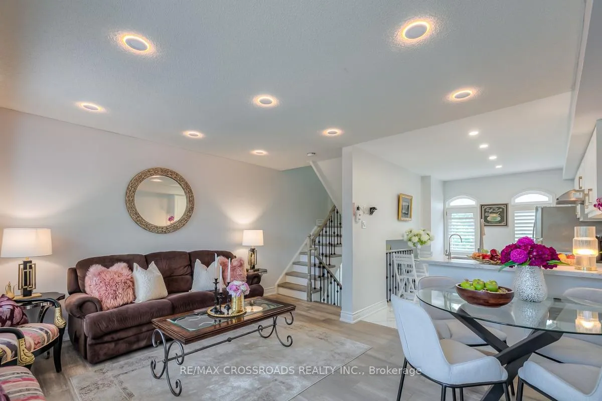 Photo 9 of 8 Larissa Court, Vaughan, Maple — HOMEH
