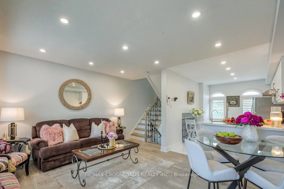 Photo 10 of 8 Larissa Court, Vaughan, Maple — HOMEH