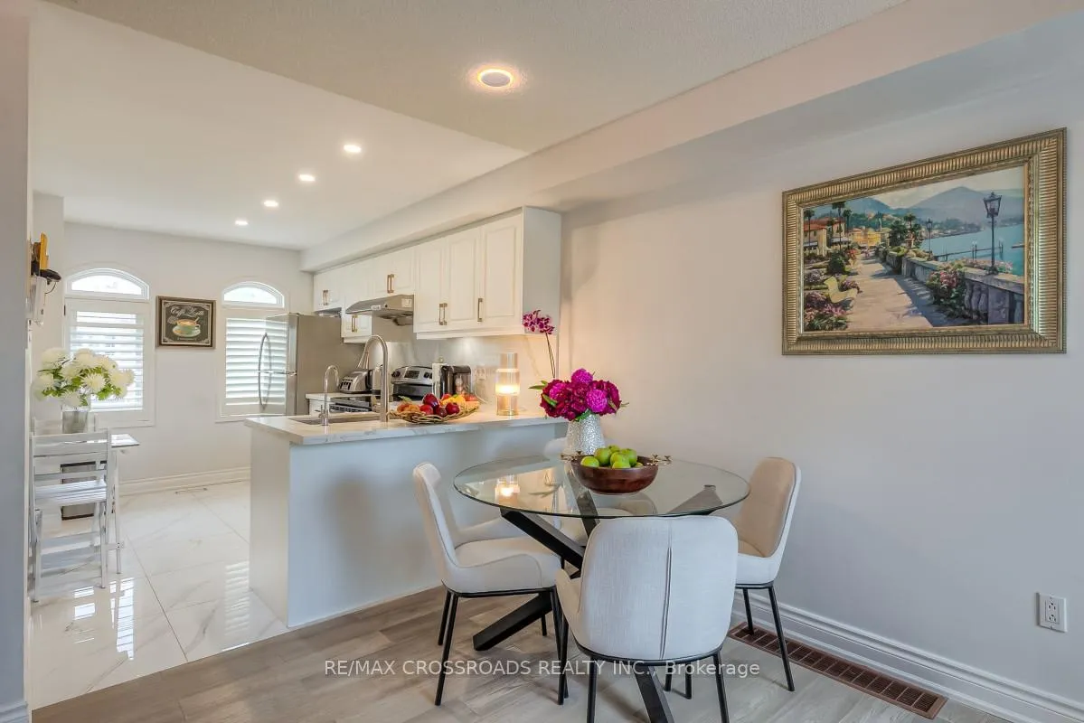 Photo 11 of 8 Larissa Court, Vaughan, Maple — HOMEH