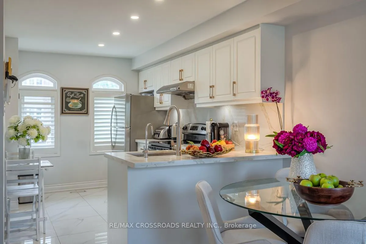 Photo 12 of 8 Larissa Court, Vaughan, Maple — HOMEH