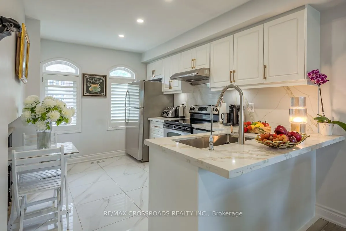 Photo 13 of 8 Larissa Court, Vaughan, Maple — HOMEH