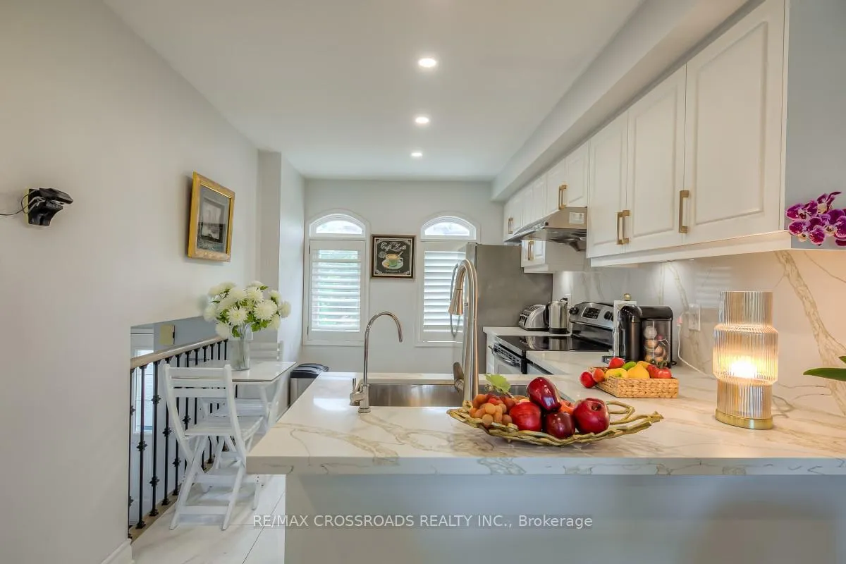 Photo 14 of 8 Larissa Court, Vaughan, Maple — HOMEH