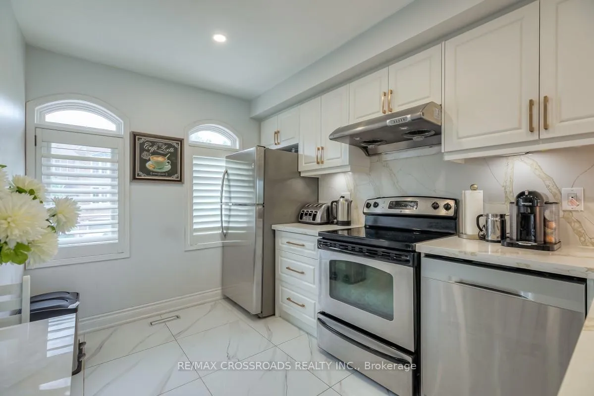 Photo 15 of 8 Larissa Court, Vaughan, Maple — HOMEH