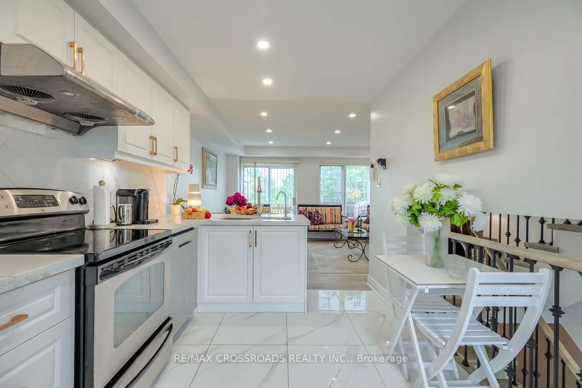 Photo 16 of 8 Larissa Court, Vaughan, Maple — HOMEH