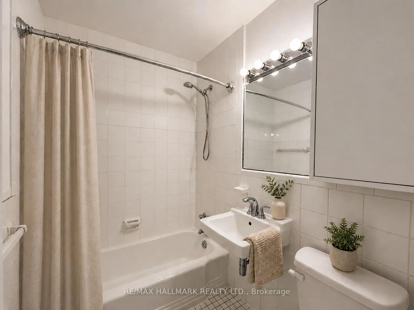 Photo 7 of Unit 301, 30 Upper Canada Drive, North York, St. Andrew-Windfields — HOMEH
