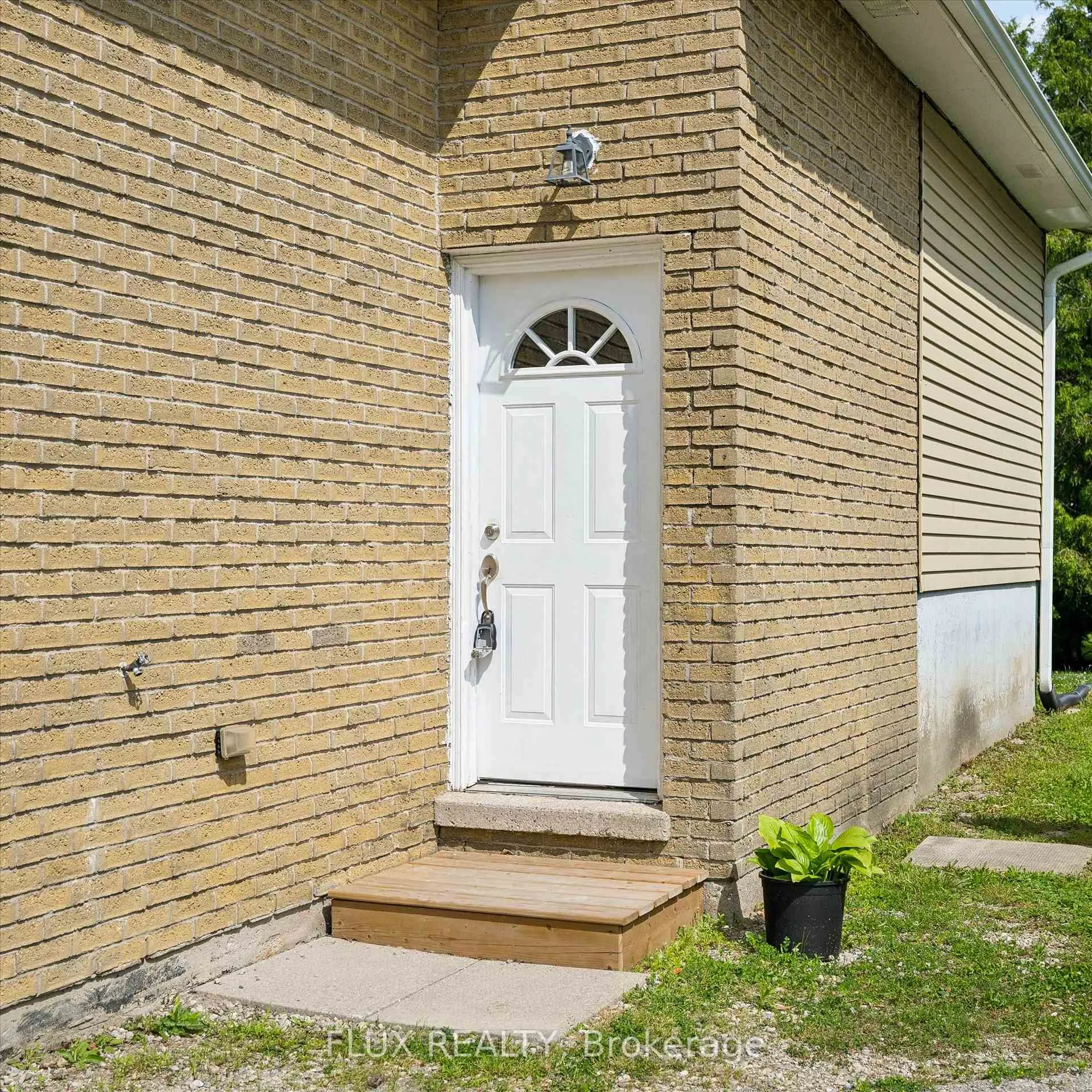 Photo 2 of 154 Graham Crescent, Stratford — HOMEH