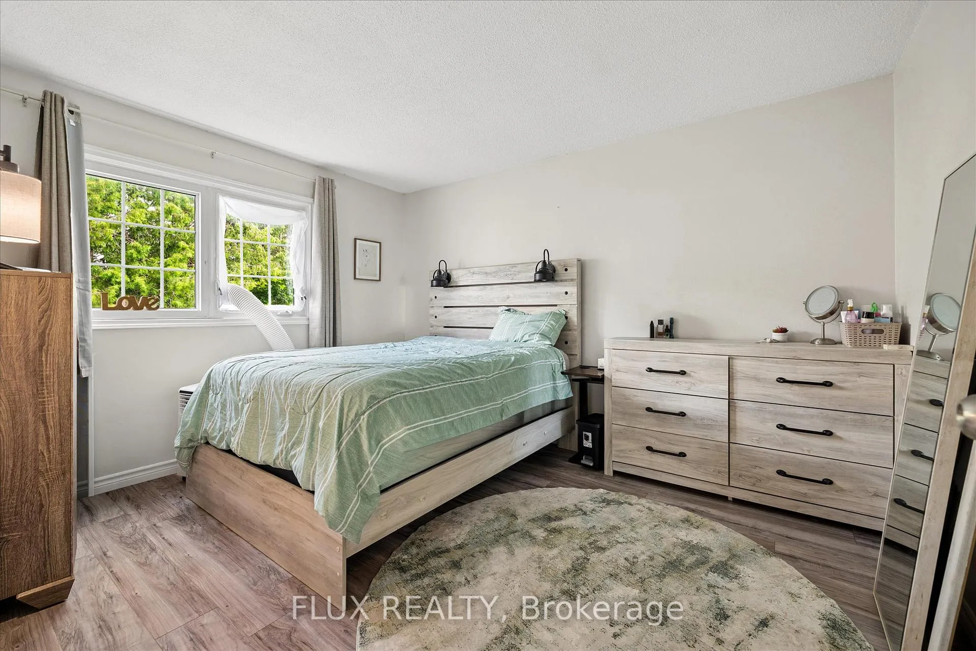 Photo 13 of 154 Graham Crescent, Stratford — HOMEH