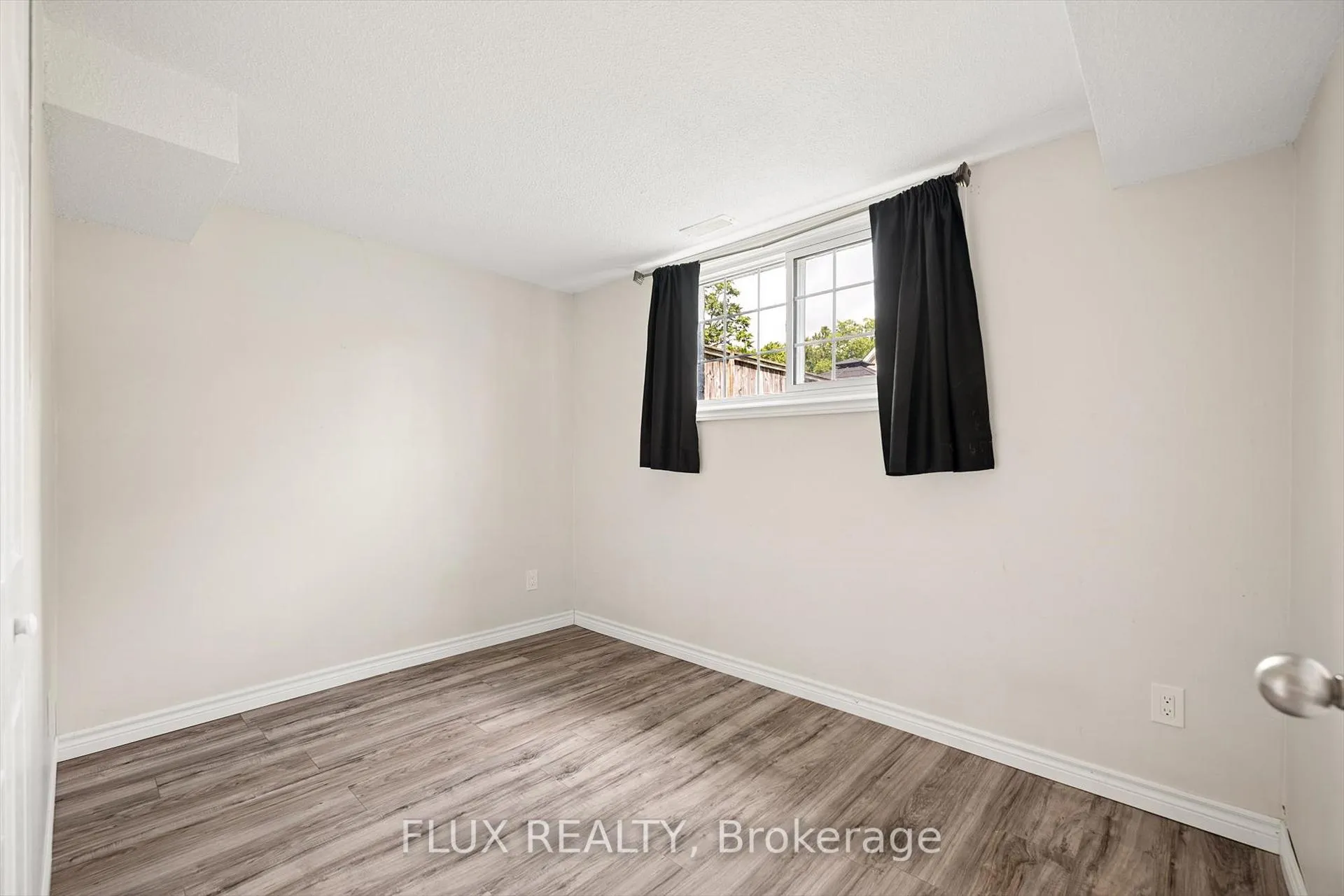 Photo 28 of 154 Graham Crescent, Stratford — HOMEH