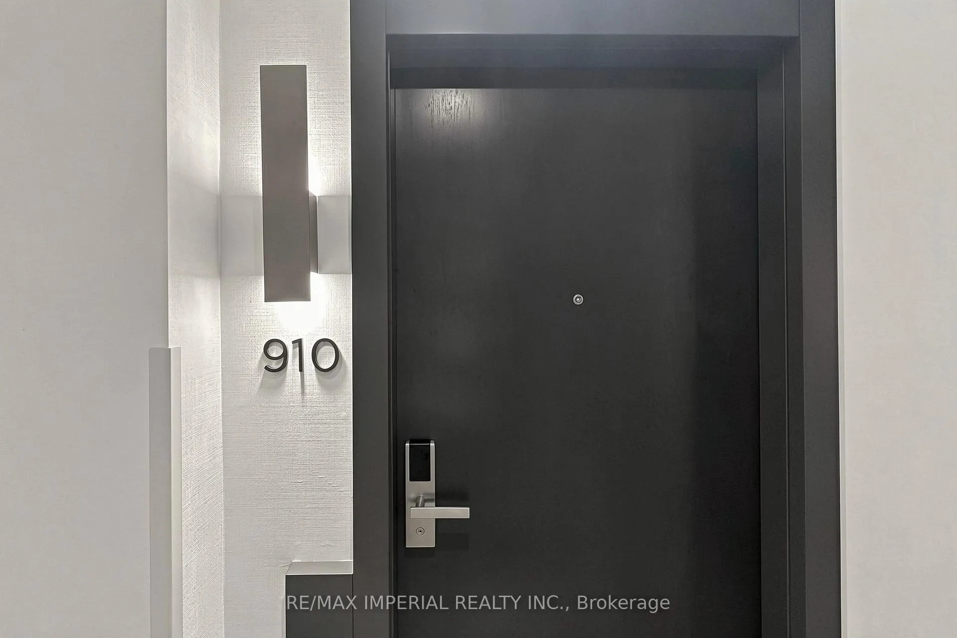 Photo 6 of Unit 910, 38 Water Walk Drive, Markham, Unionville — HOMEH