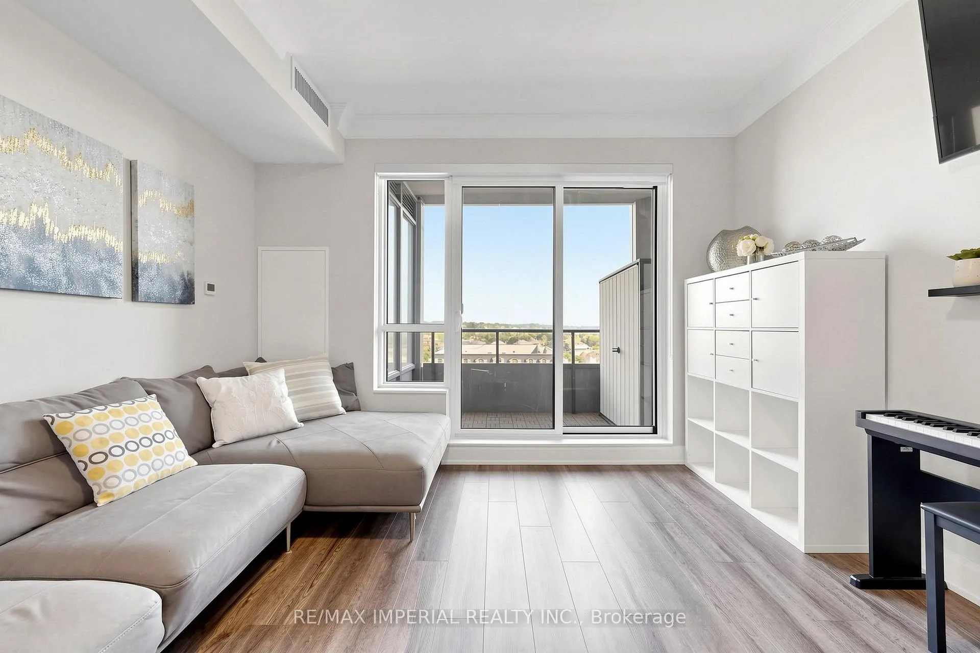 Photo 7 of Unit 910, 38 Water Walk Drive, Markham, Unionville — HOMEH