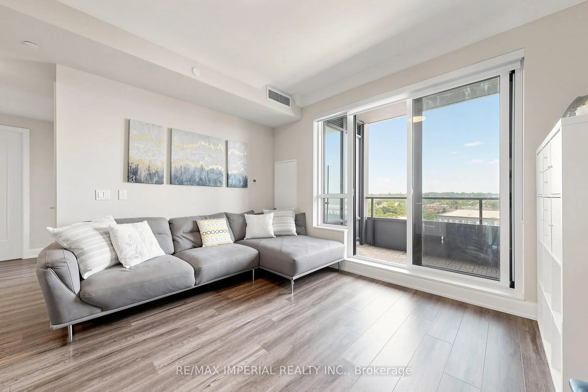Photo 8 of Unit 910, 38 Water Walk Drive, Markham, Unionville — HOMEH