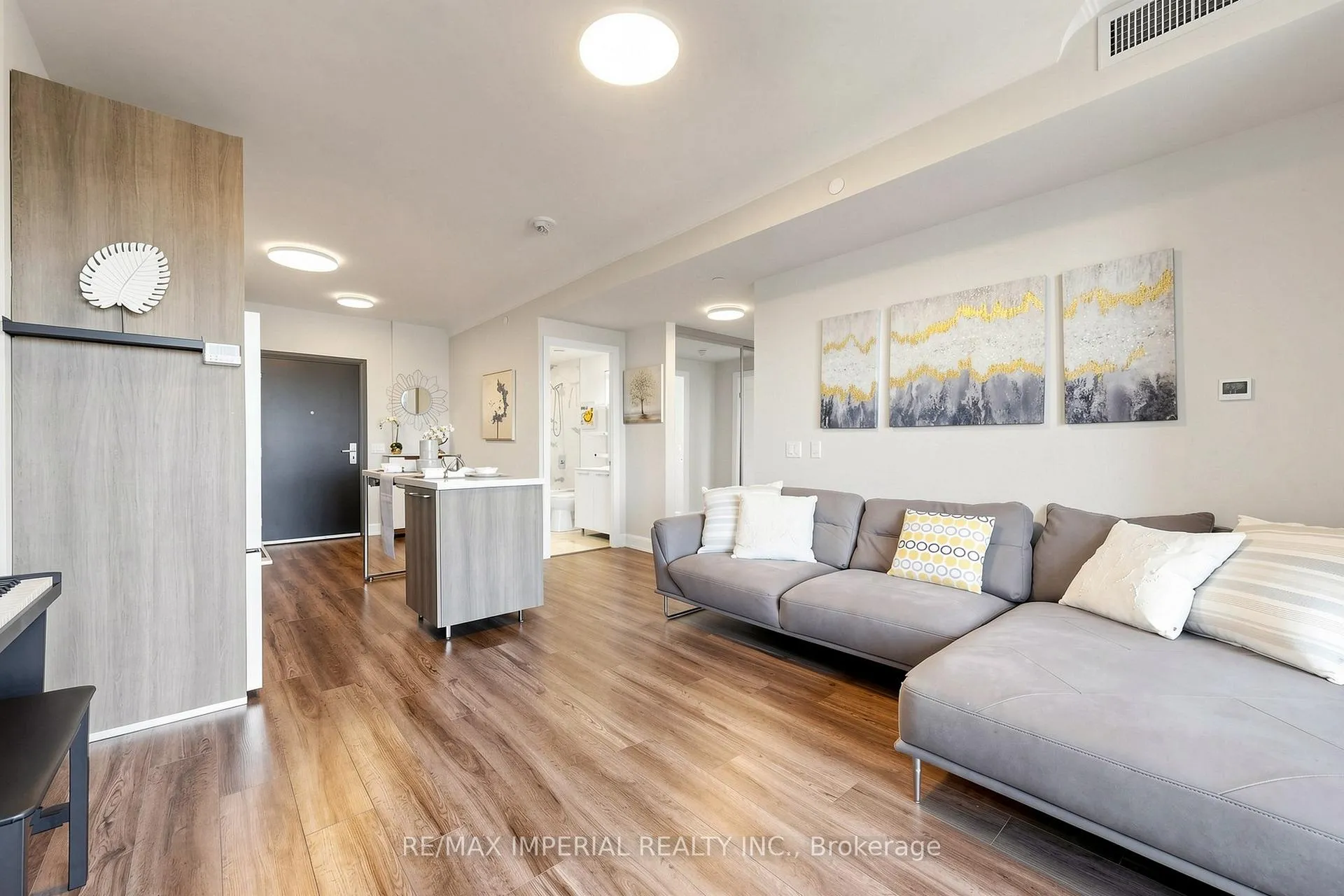 Photo 9 of Unit 910, 38 Water Walk Drive, Markham, Unionville — HOMEH