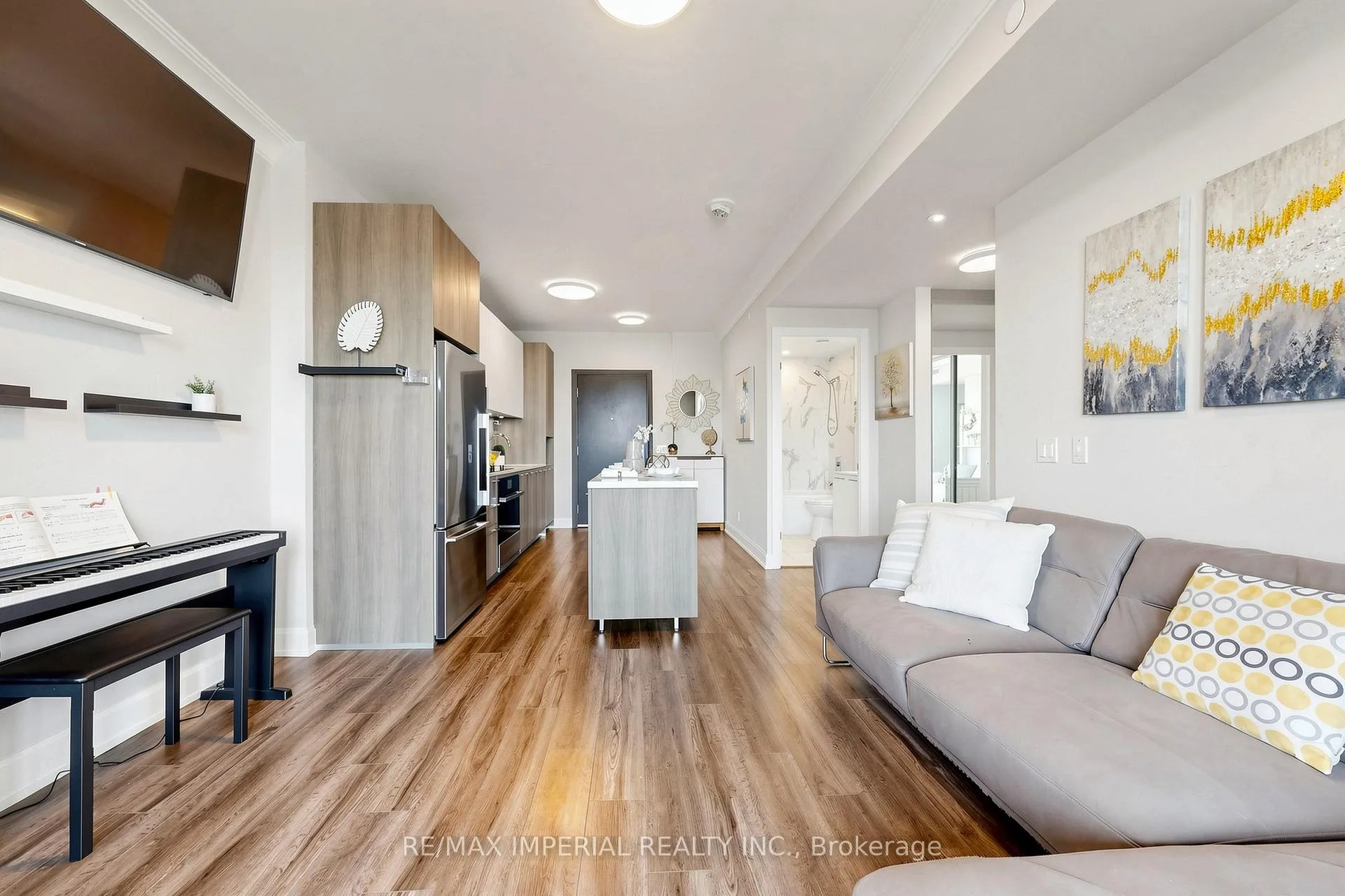 Photo 10 of Unit 910, 38 Water Walk Drive, Markham, Unionville — HOMEH