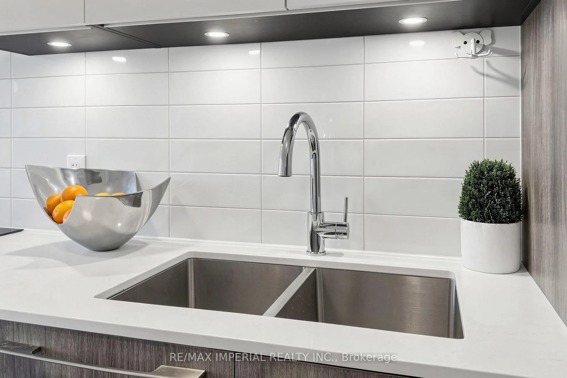 Photo 16 of Unit 910, 38 Water Walk Drive, Markham, Unionville — HOMEH