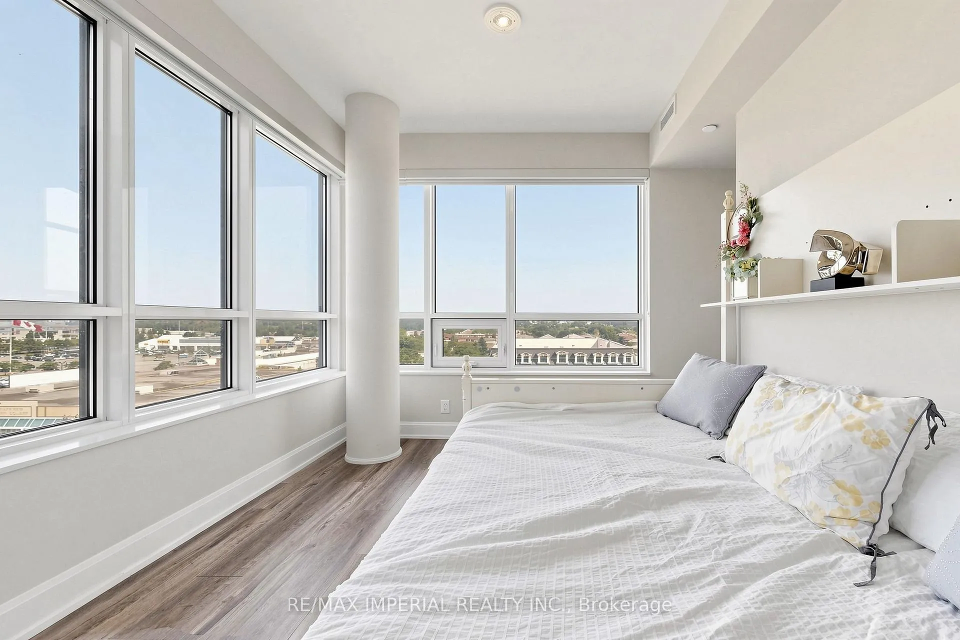 Photo 25 of Unit 910, 38 Water Walk Drive, Markham, Unionville — HOMEH