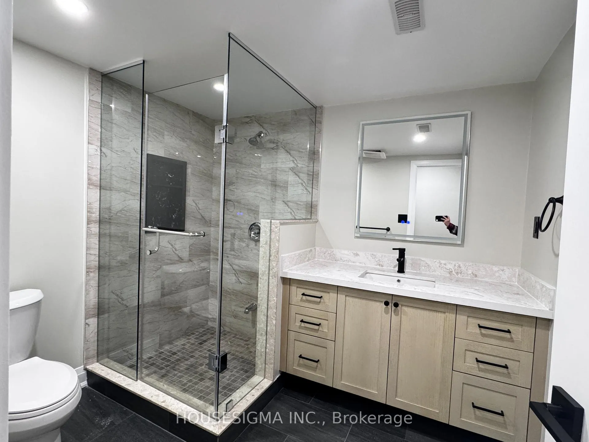 Photo 4 of Unit B1, 9 Delevan Court, Richmond Hill, Bayview Hill — HOMEH