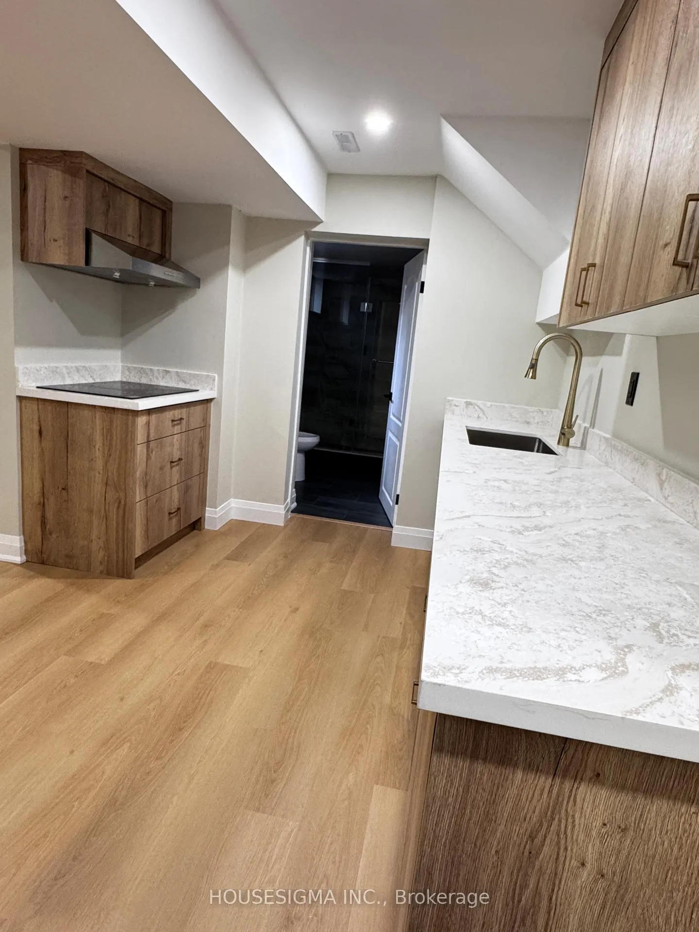 Photo 3 of Unit B2, 9 Delevan Court, Richmond Hill, Bayview Hill — HOMEH
