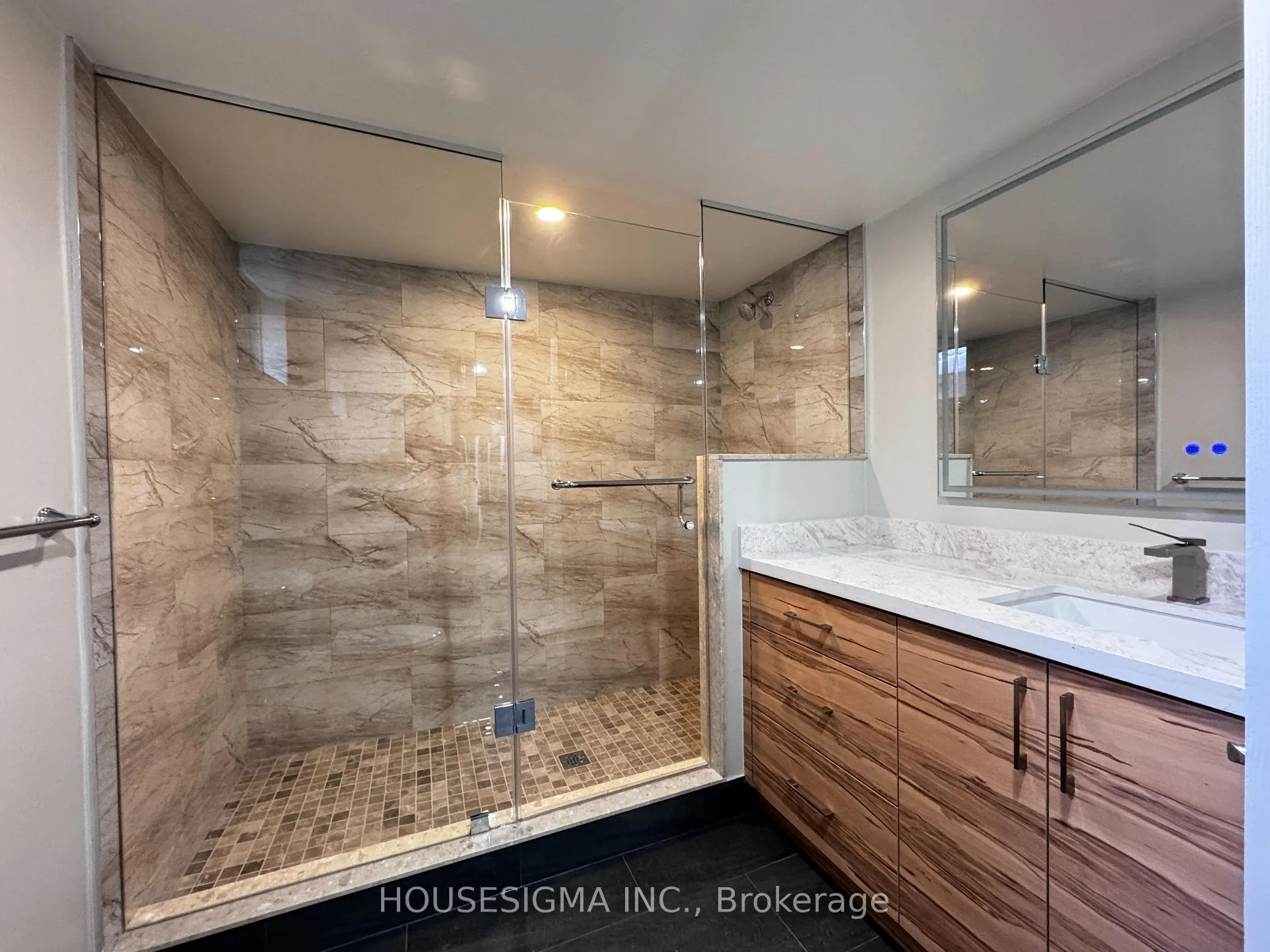 Photo 4 of Unit B2, 9 Delevan Court, Richmond Hill, Bayview Hill — HOMEH