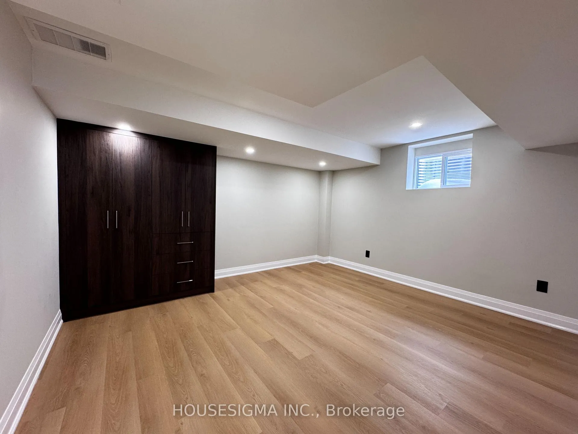 Photo 5 of Unit B2, 9 Delevan Court, Richmond Hill, Bayview Hill — HOMEH