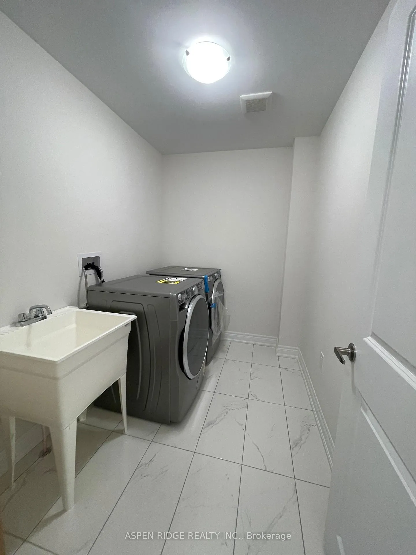 Photo 5 of 529 Vine Cliff Boulevard, Markham, Rural Markham — HOMEH