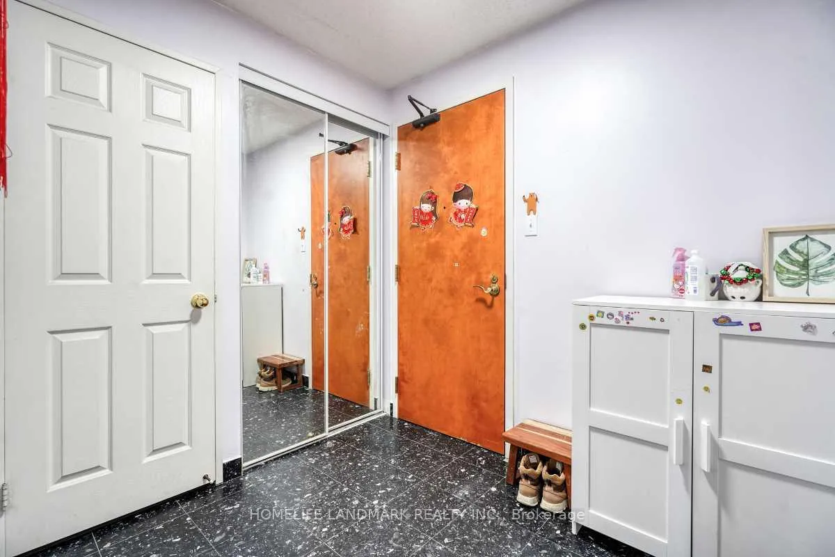 Photo 3 of Unit 302, 260 Doris Avenue, North York, Willowdale East — HOMEH