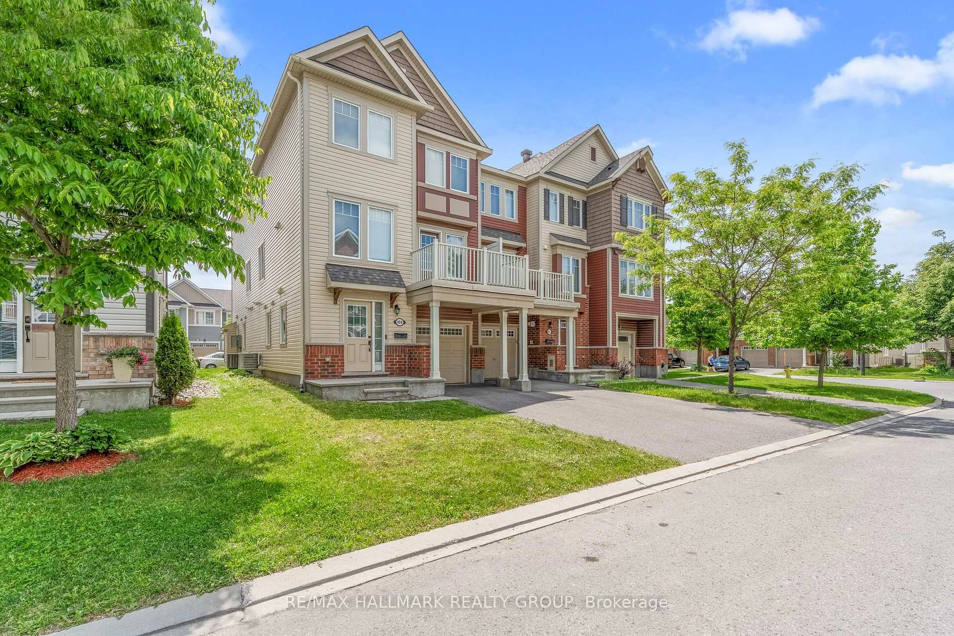 Photo 2 of 404 Rosingdale Street, Ottawa, Kanata - Emerald Meadows/Trailwest — HOMEH