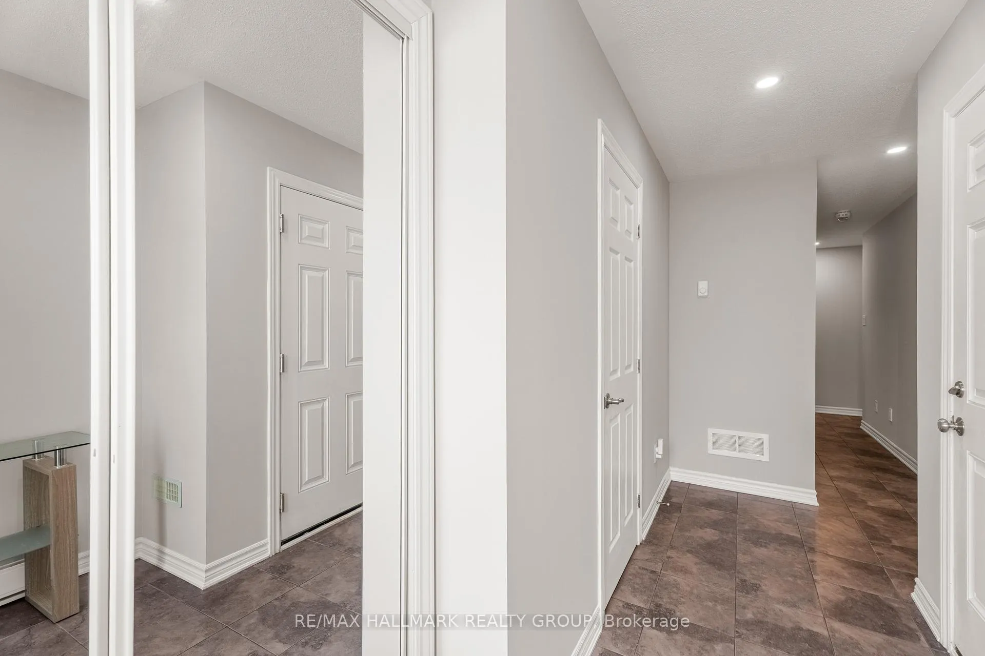 Photo 6 of 404 Rosingdale Street, Ottawa, Kanata - Emerald Meadows/Trailwest — HOMEH