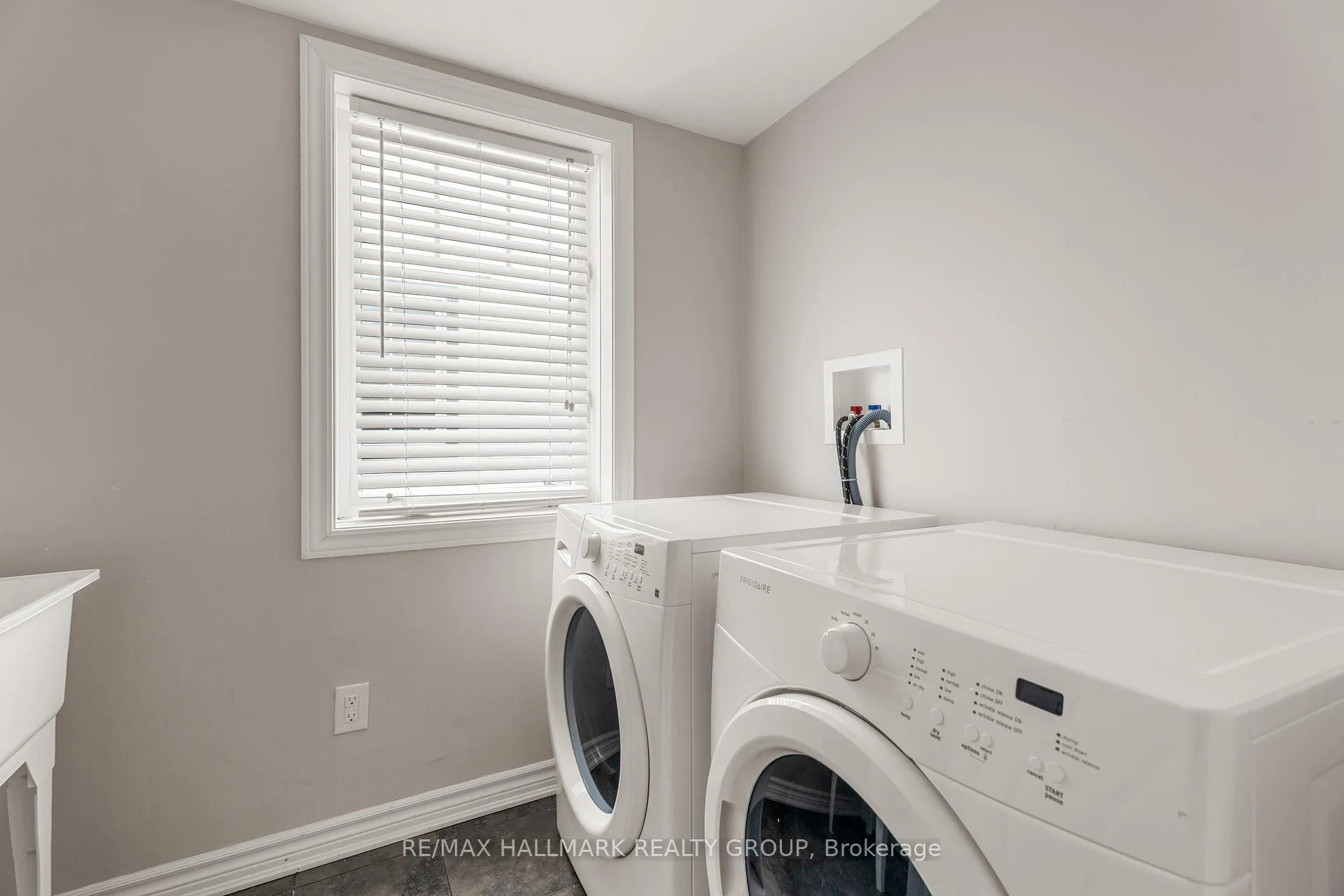 Photo 8 of 404 Rosingdale Street, Ottawa, Kanata - Emerald Meadows/Trailwest — HOMEH