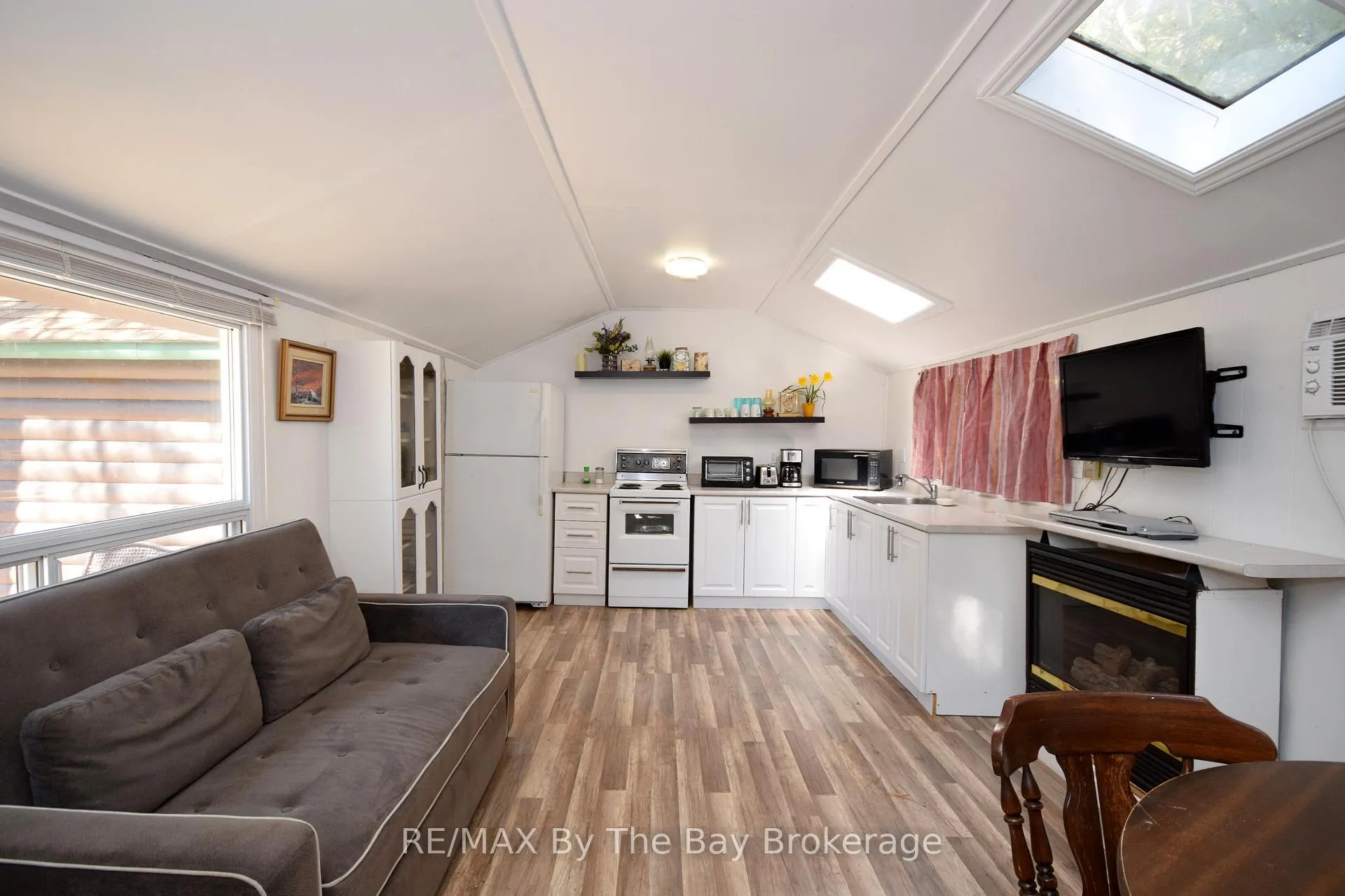 Photo 6 of 465 Bluewater Lane, Wasaga Beach — HOMEH