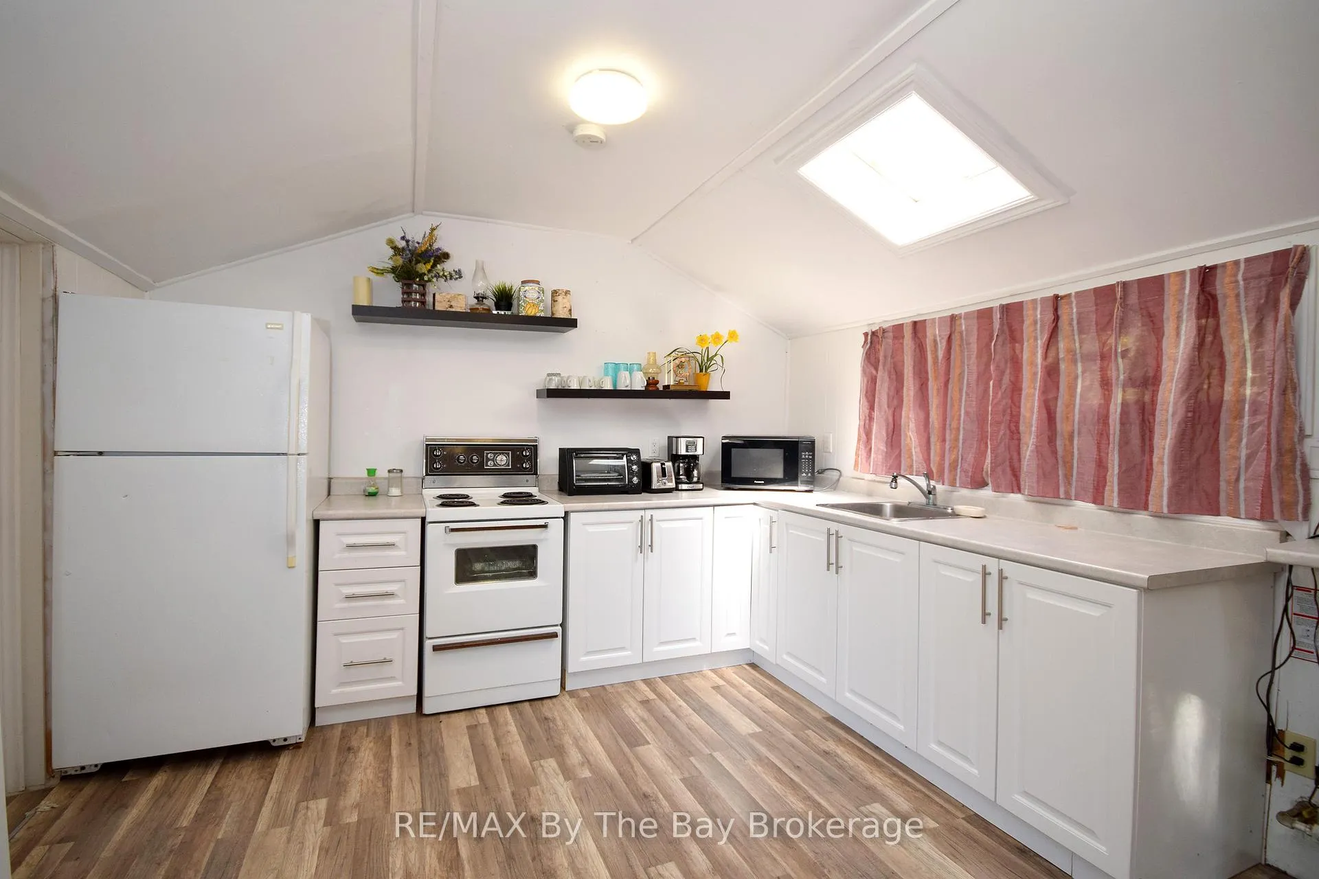 Photo 7 of 465 Bluewater Lane, Wasaga Beach — HOMEH