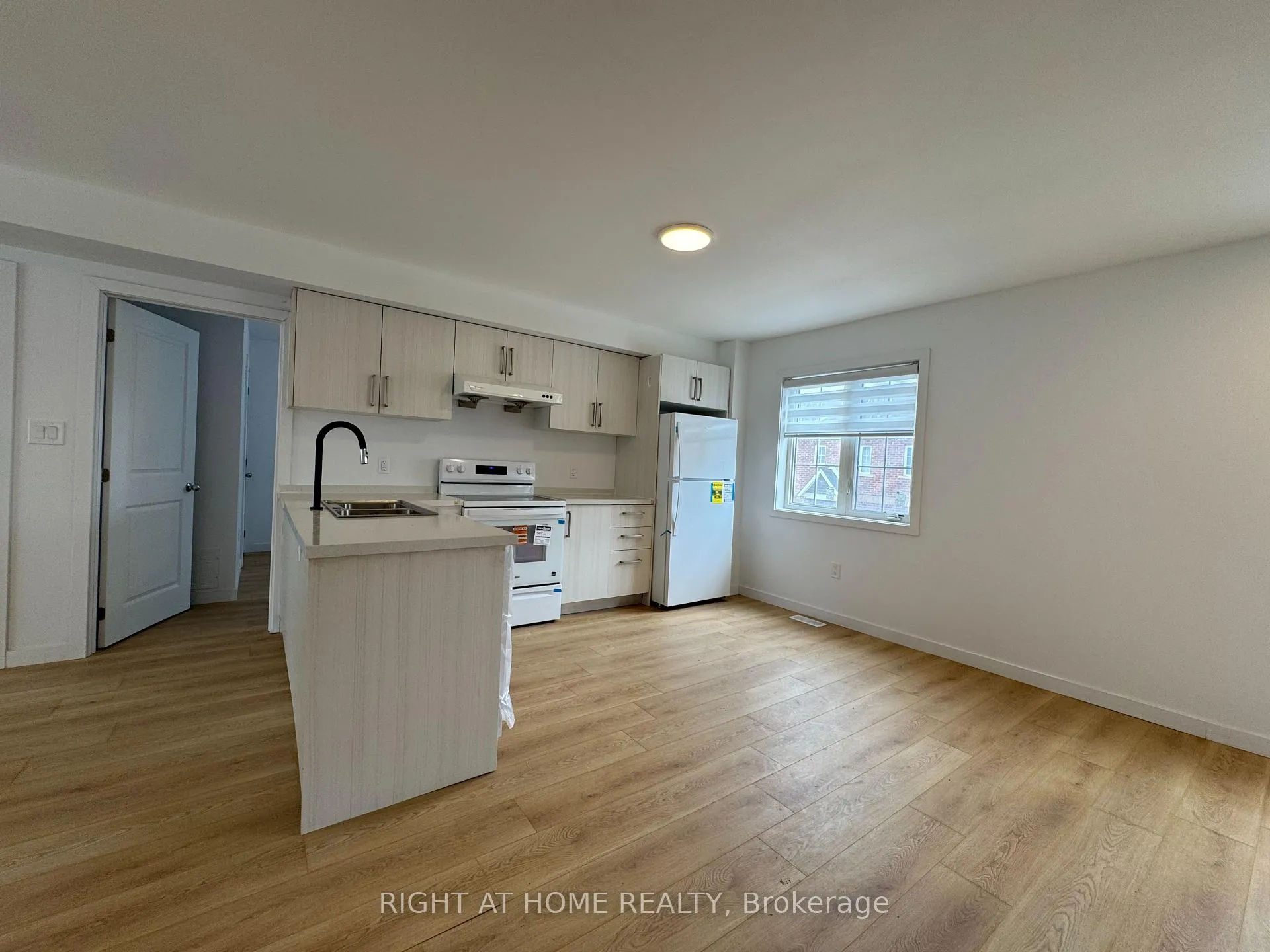 Photo 4 of Unit (Main), 113 Highriver Trail, Welland, Broadway — HOMEH