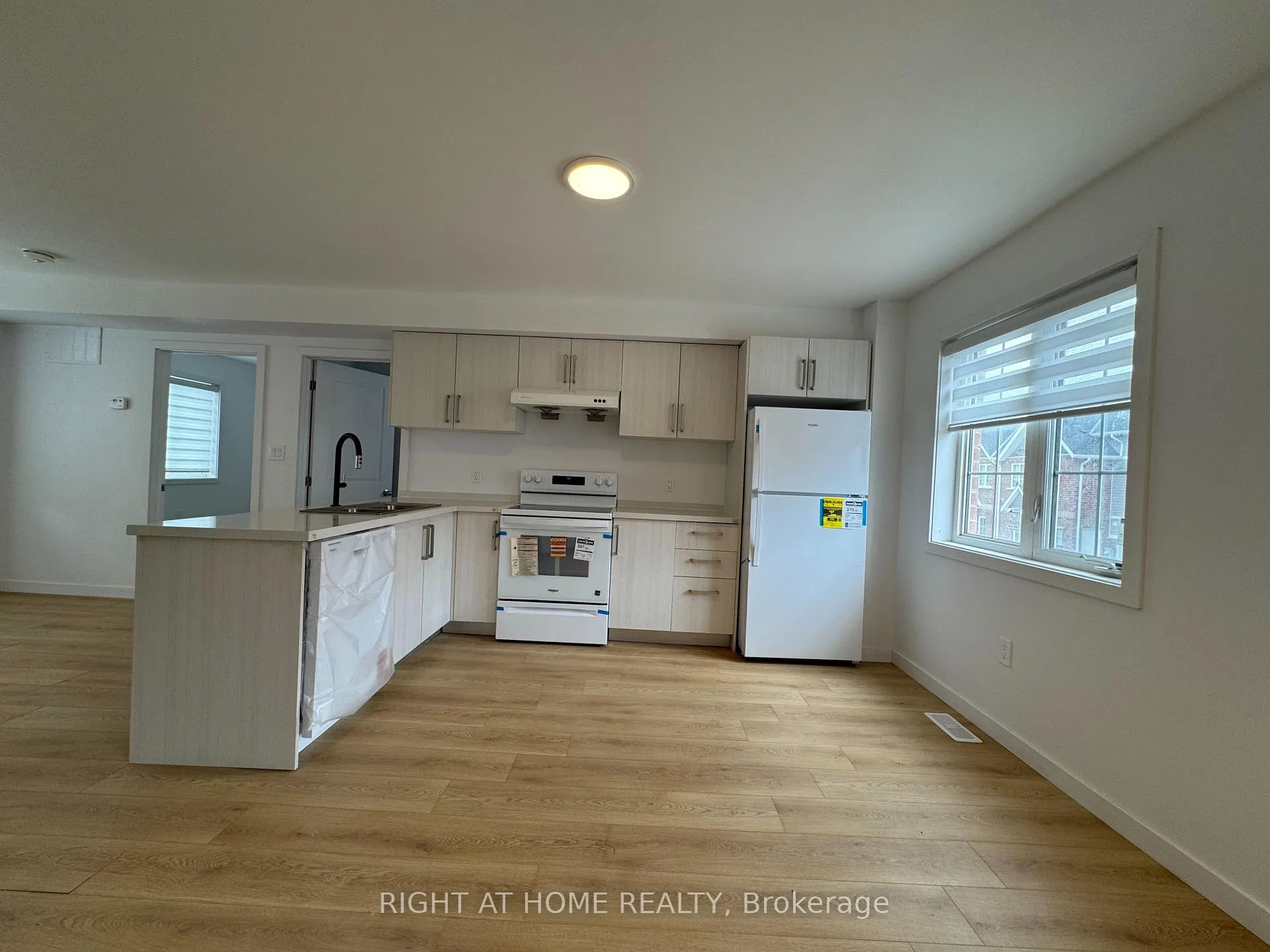 Photo 5 of Unit (Main), 113 Highriver Trail, Welland, Broadway — HOMEH