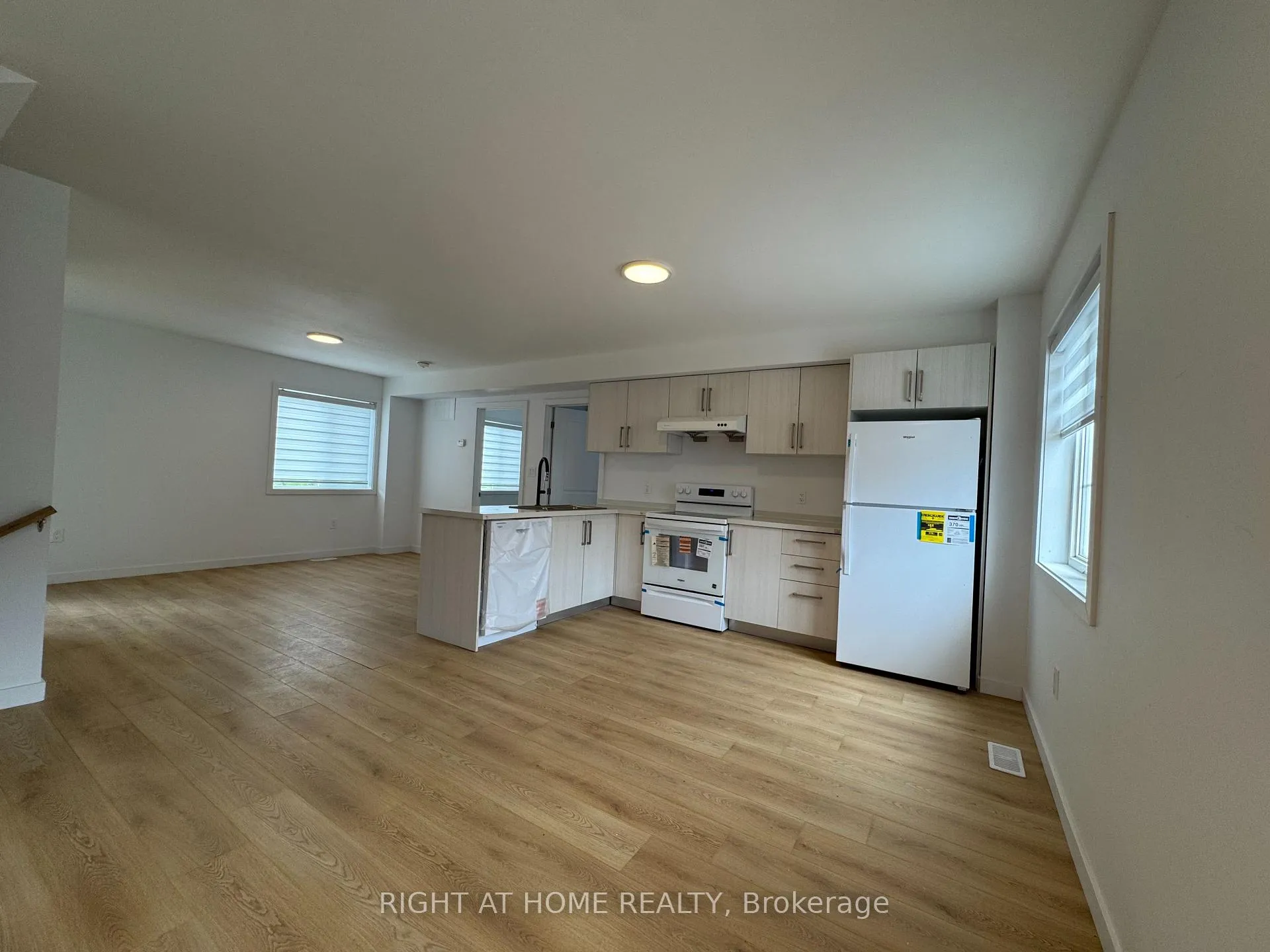 Photo 6 of Unit (Main), 113 Highriver Trail, Welland, Broadway — HOMEH