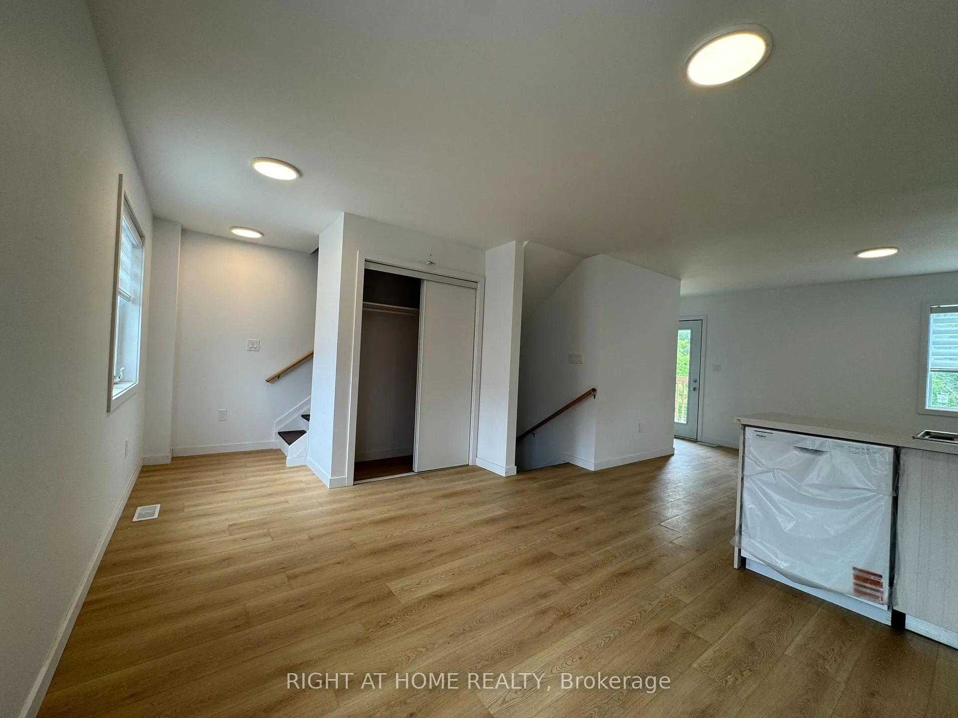 Photo 10 of Unit (Main), 113 Highriver Trail, Welland, Broadway — HOMEH