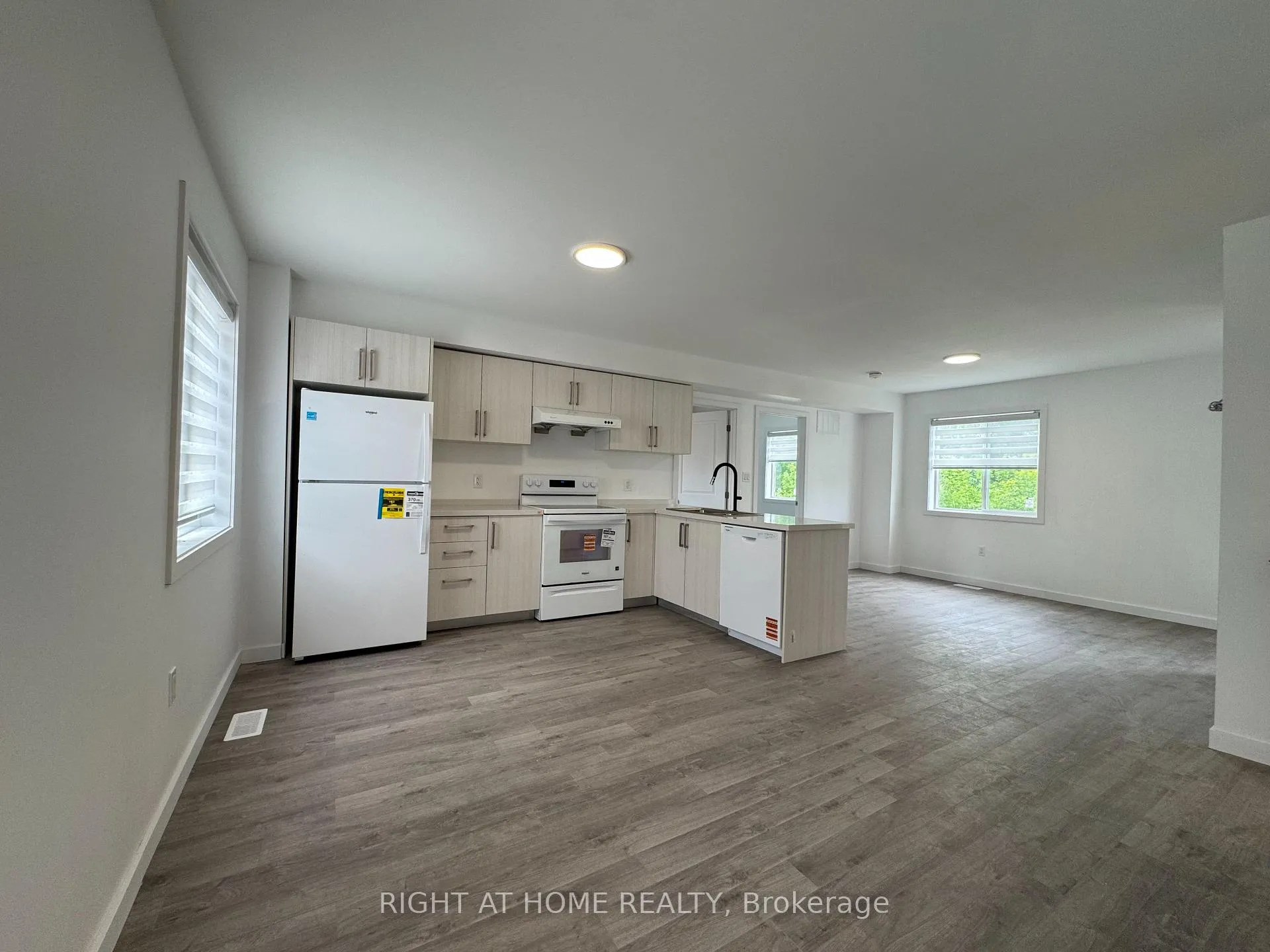 Photo 6 of Unit (Main), 119 Highriver Trail, Welland, Broadway — HOMEH