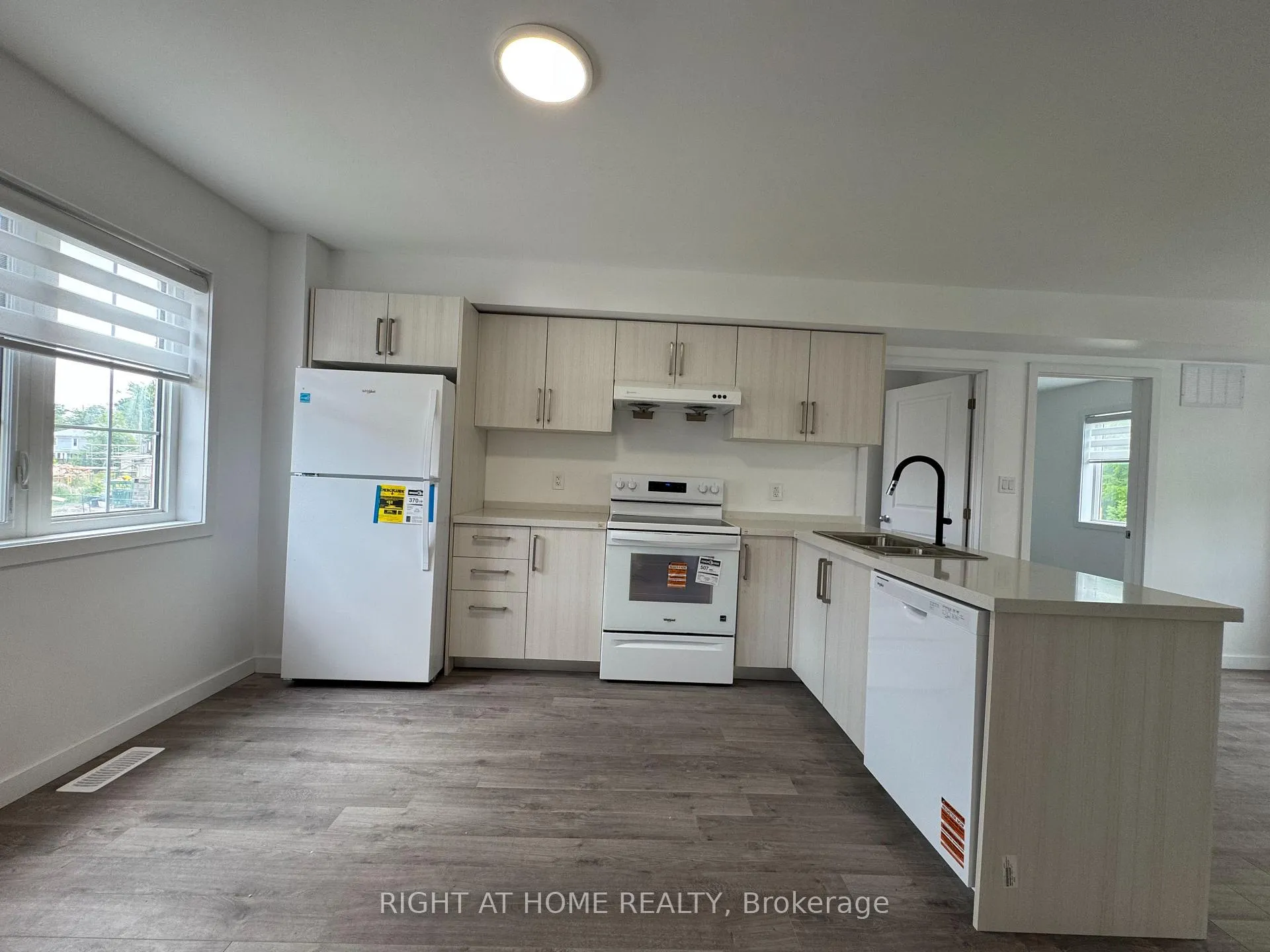 Photo 7 of Unit (Main), 119 Highriver Trail, Welland, Broadway — HOMEH
